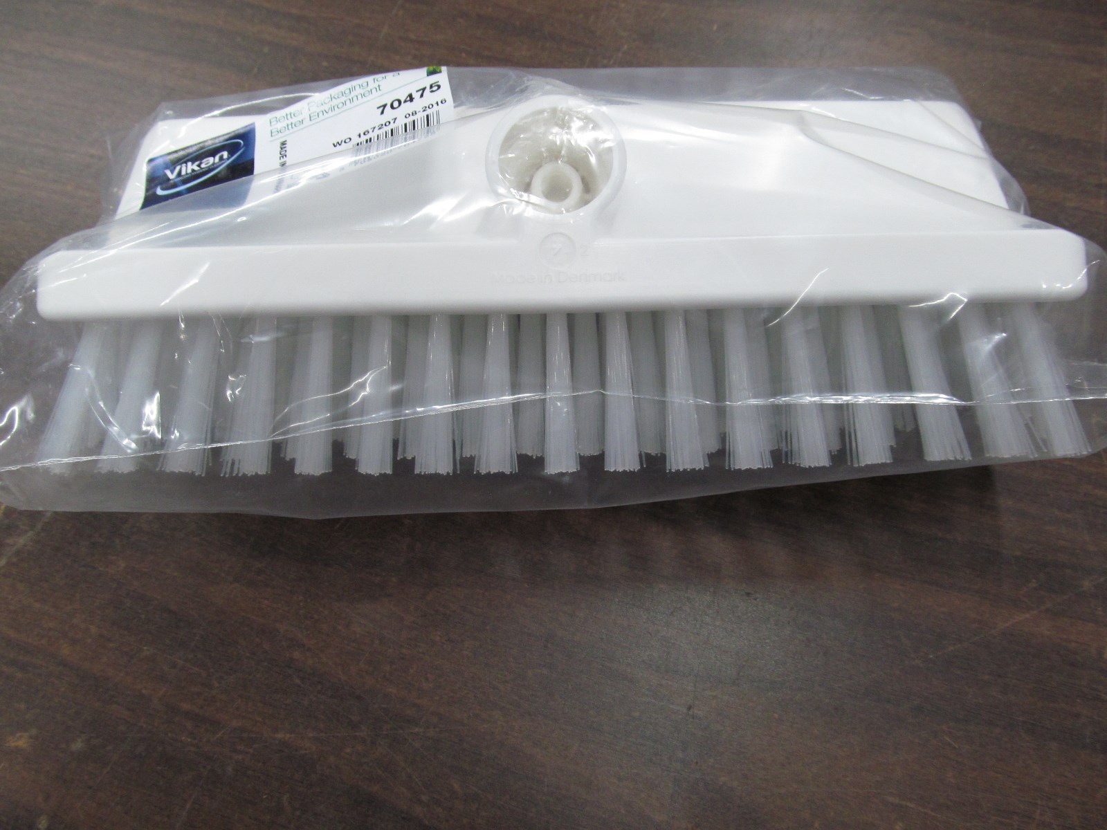 VIKAN 70475 Grainger 2RWF5 High Low Scrub Brush, White, 1-1/2 Trim PET