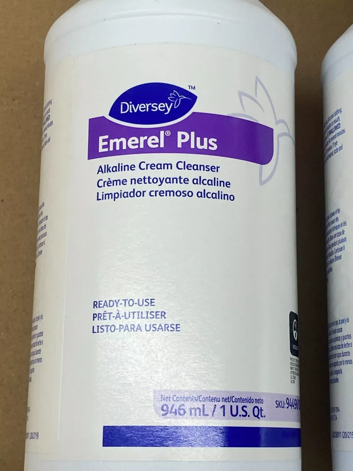 2 Diversey 94496138 Emerel Multi-surface Creme Cleanser – 32oz – 64oz total