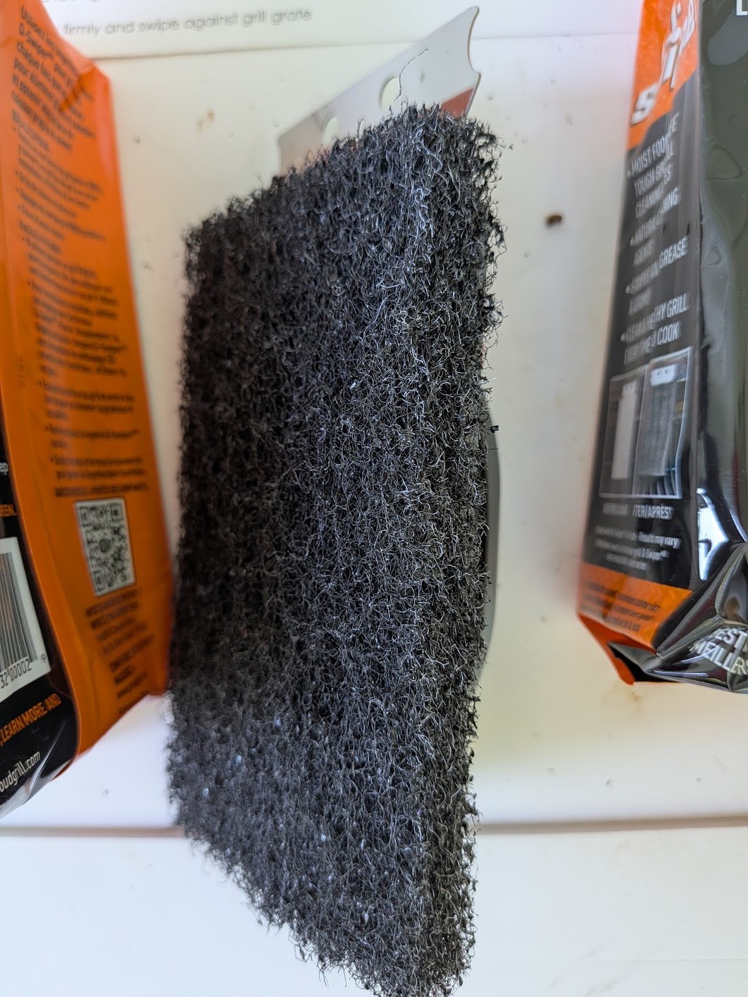 Proud Grill brand – Grill Cleaning Kit – 2 packages of wipes and a scrubber