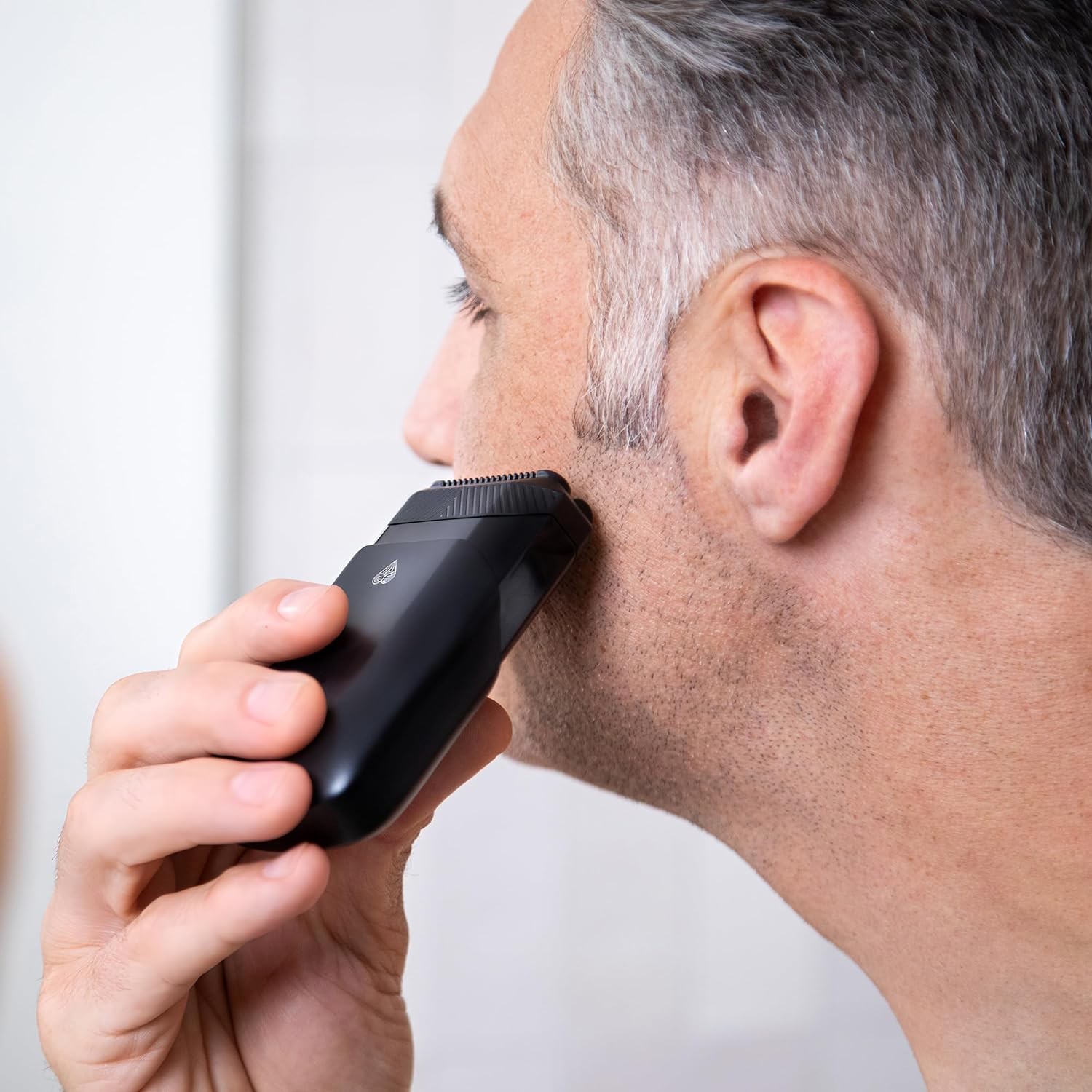 MANSCAPED? The Handyman? Compact Face Shaver ?C Portable Men??s Travel Facial Ha