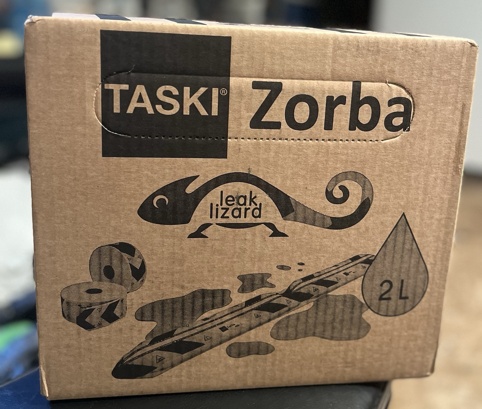 Diversey 7523269 Taski Zorba Leak Lizard – Soaks Up Leaks to Stop Slips, 1 PC