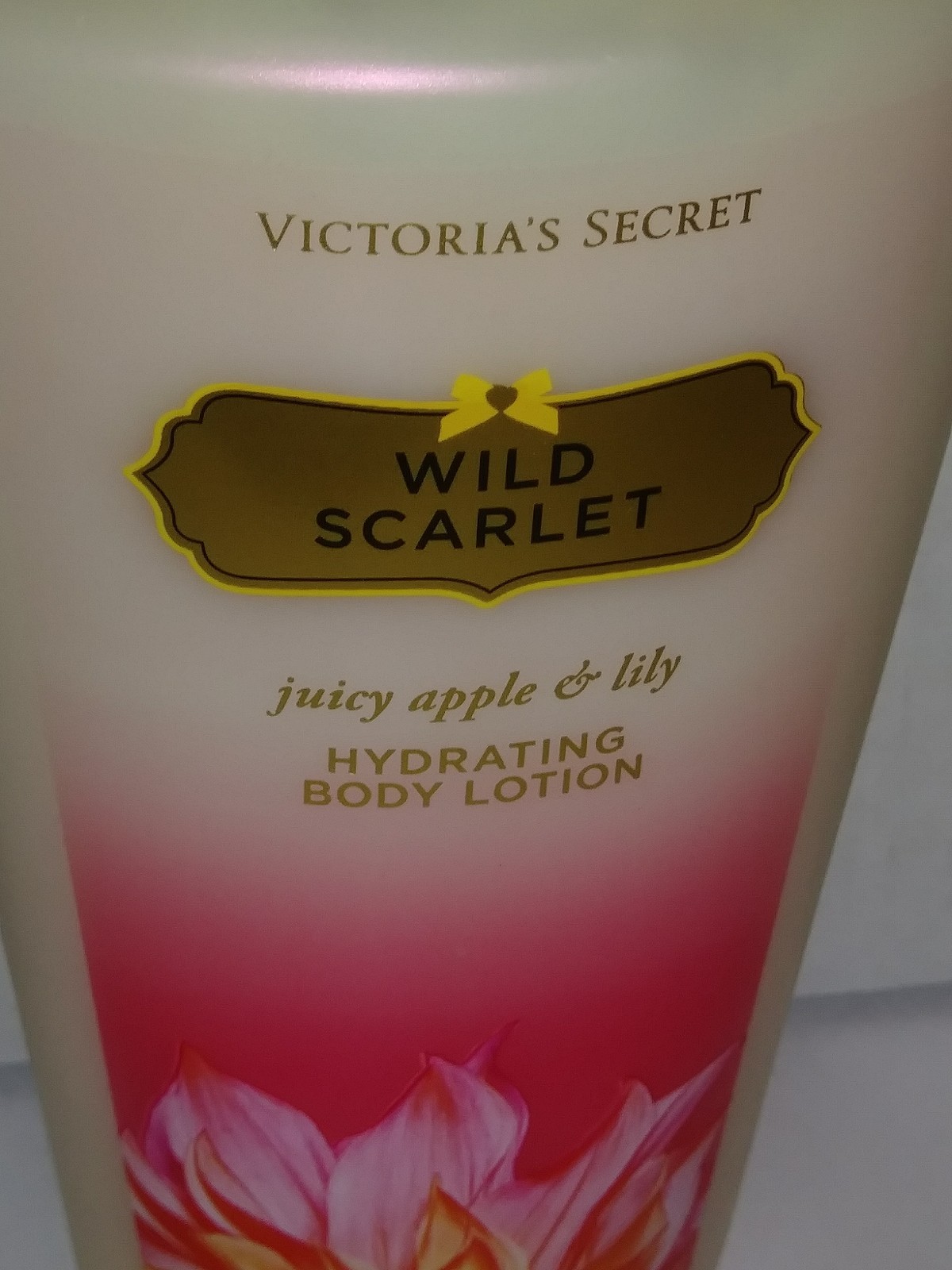 VICTORIA’S SECRET WILD SCARLET BODY LOTION 8.4 OZ. 250 ML. JUICY APPLE & LILY BB