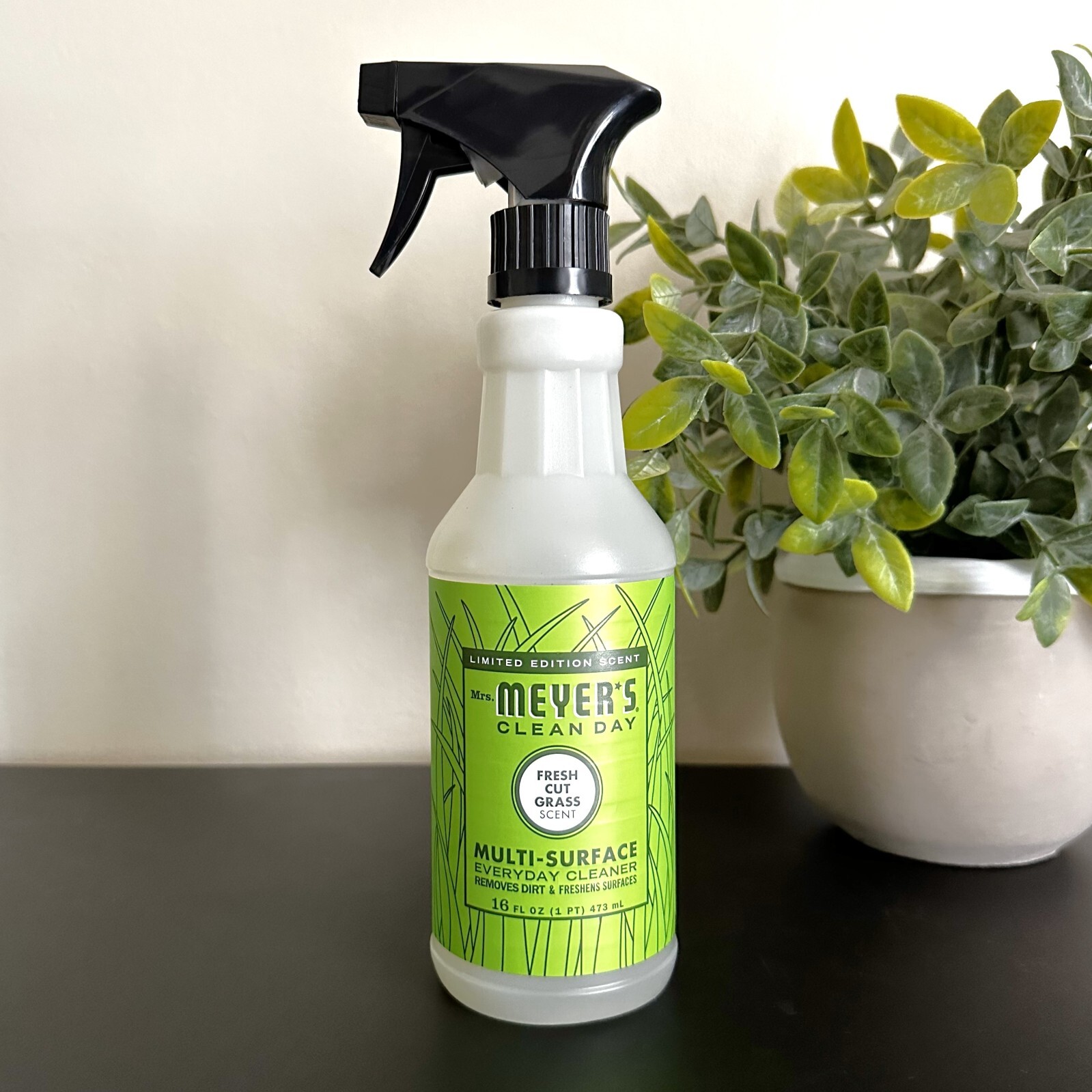 Mrs Meyers FRESH CUT GRASS Multi Surface Everyday Cleaner 16 Oz LIMITED EDITION