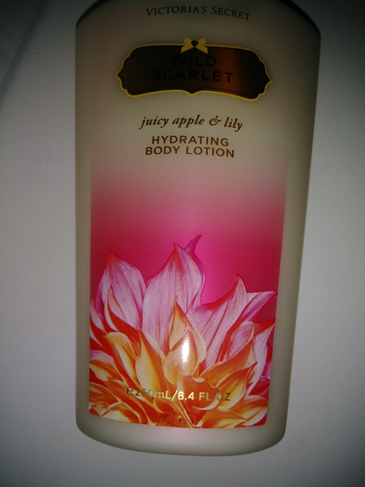 VICTORIA’S SECRET WILD SCARLET BODY LOTION 8.4 OZ. 250 ML. JUICY APPLE & LILY BB
