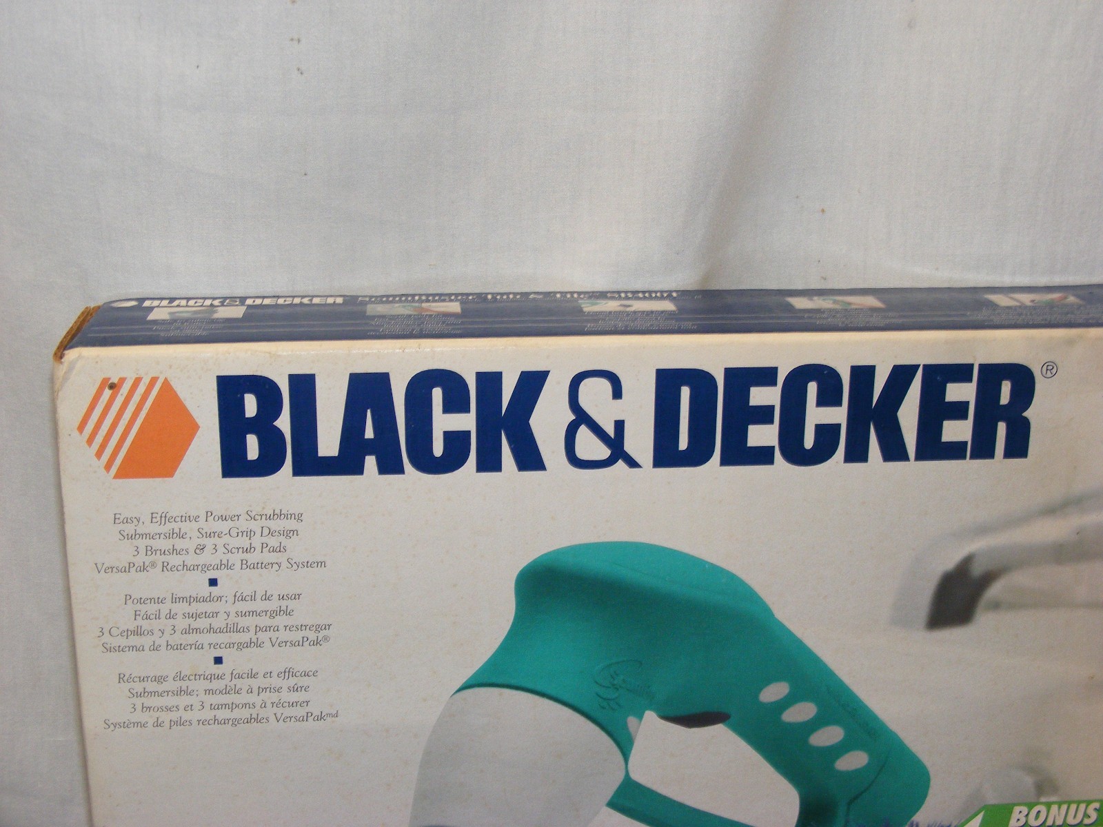 BLACK & DECKER SCUMBUSTER CORDLESS POWER TUB & TILE SCRUBBER SB400T**NEW IN BOX