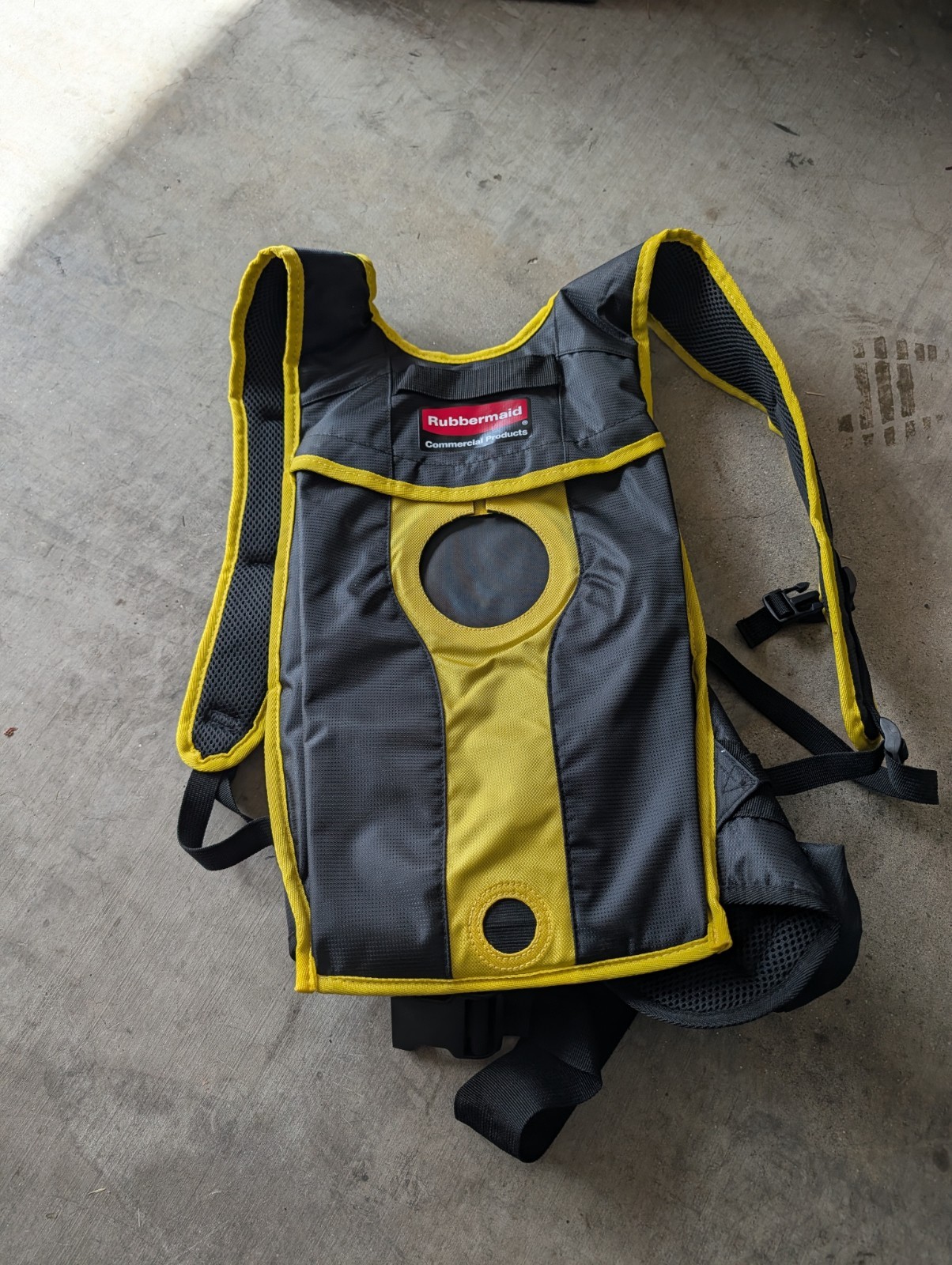 Rubbermaid Commercial Finishing system backpack with 4 refill bags