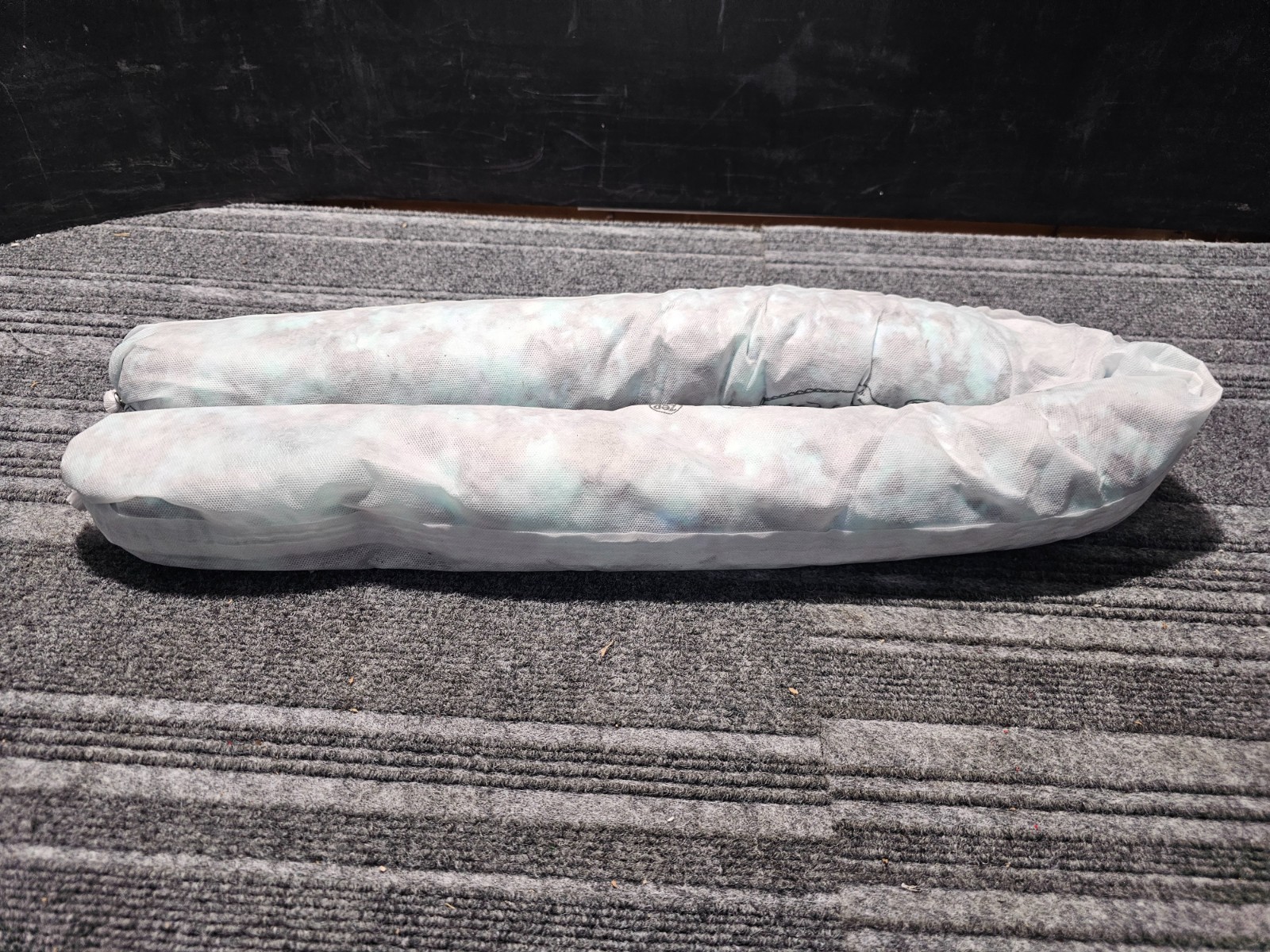 (QTY 15) Zep 911901 Heavy-Duty Gator Tails 36″ L x 4″ Diam, Universal Absorbent