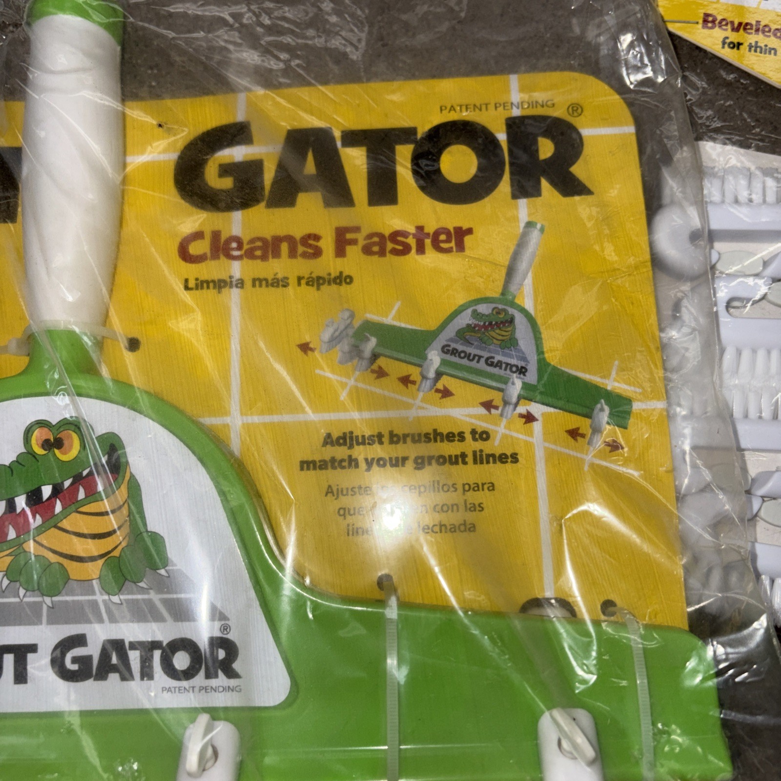 NEW Grout Cleaning Brush Tub Tile Mildew 20 Extra Heads W Handle Grout Gator