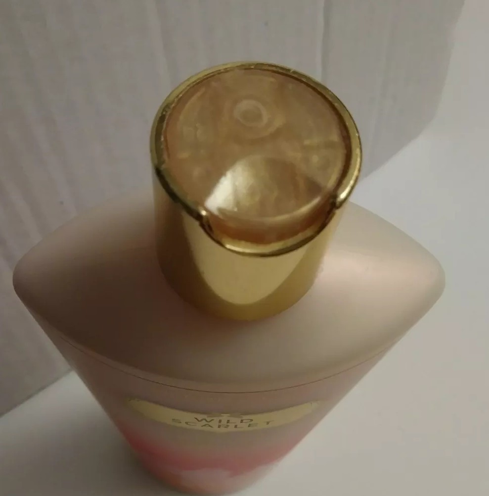 VICTORIA’S SECRET WILD SCARLET BODY LOTION 8.4 OZ. 250 ML. JUICY APPLE & LILY BB