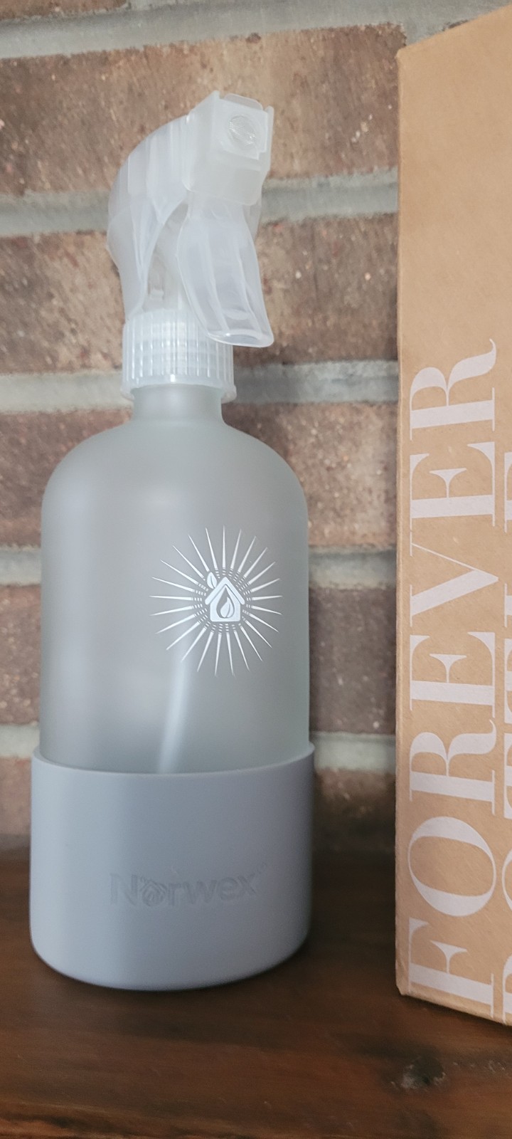 NEW NORWEX FOREVER BOTTLE GLASS with SPRAYER SILICONE SLEEVE Grey 16 oz