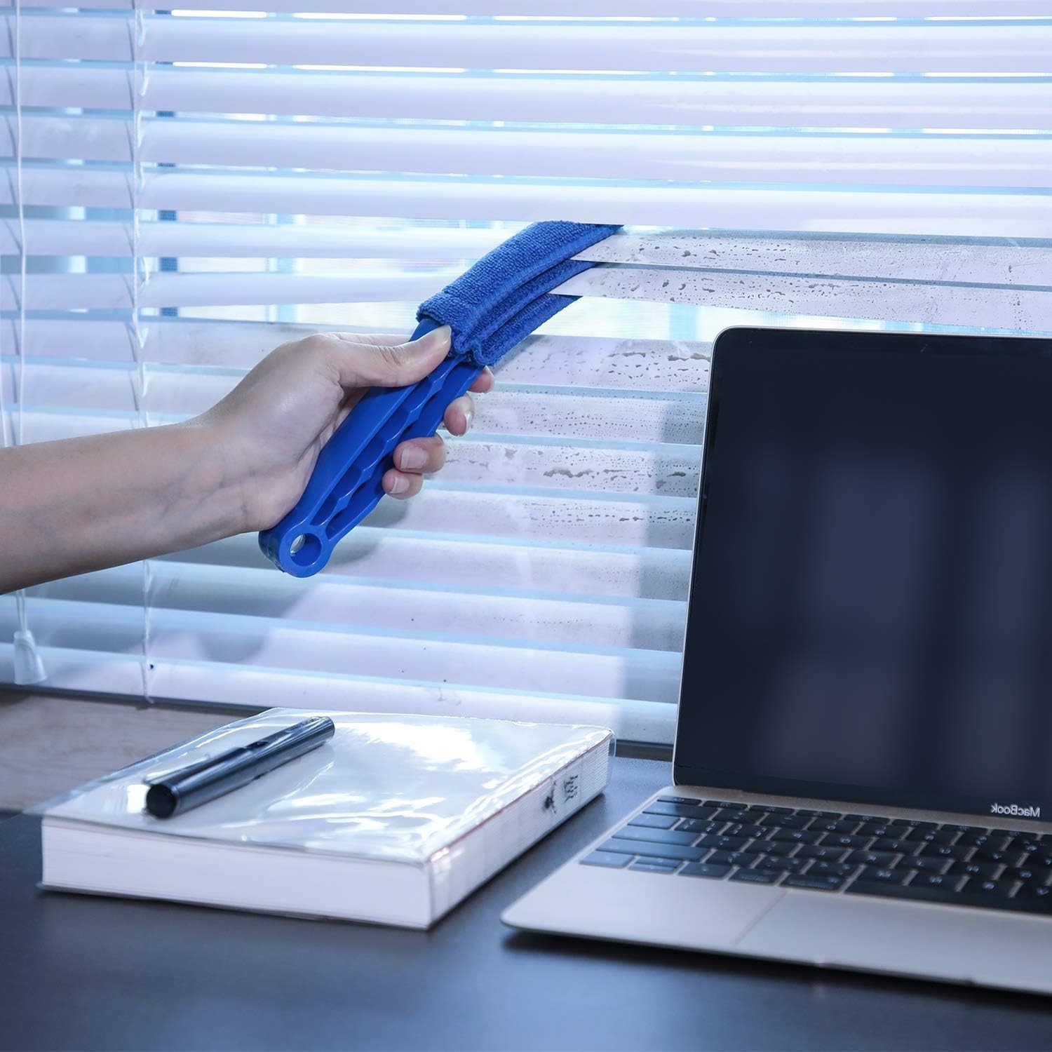 8.5″ Microfiber Blind Cleaner Brush: Lightweight Tool for Hassle-Free Dusting