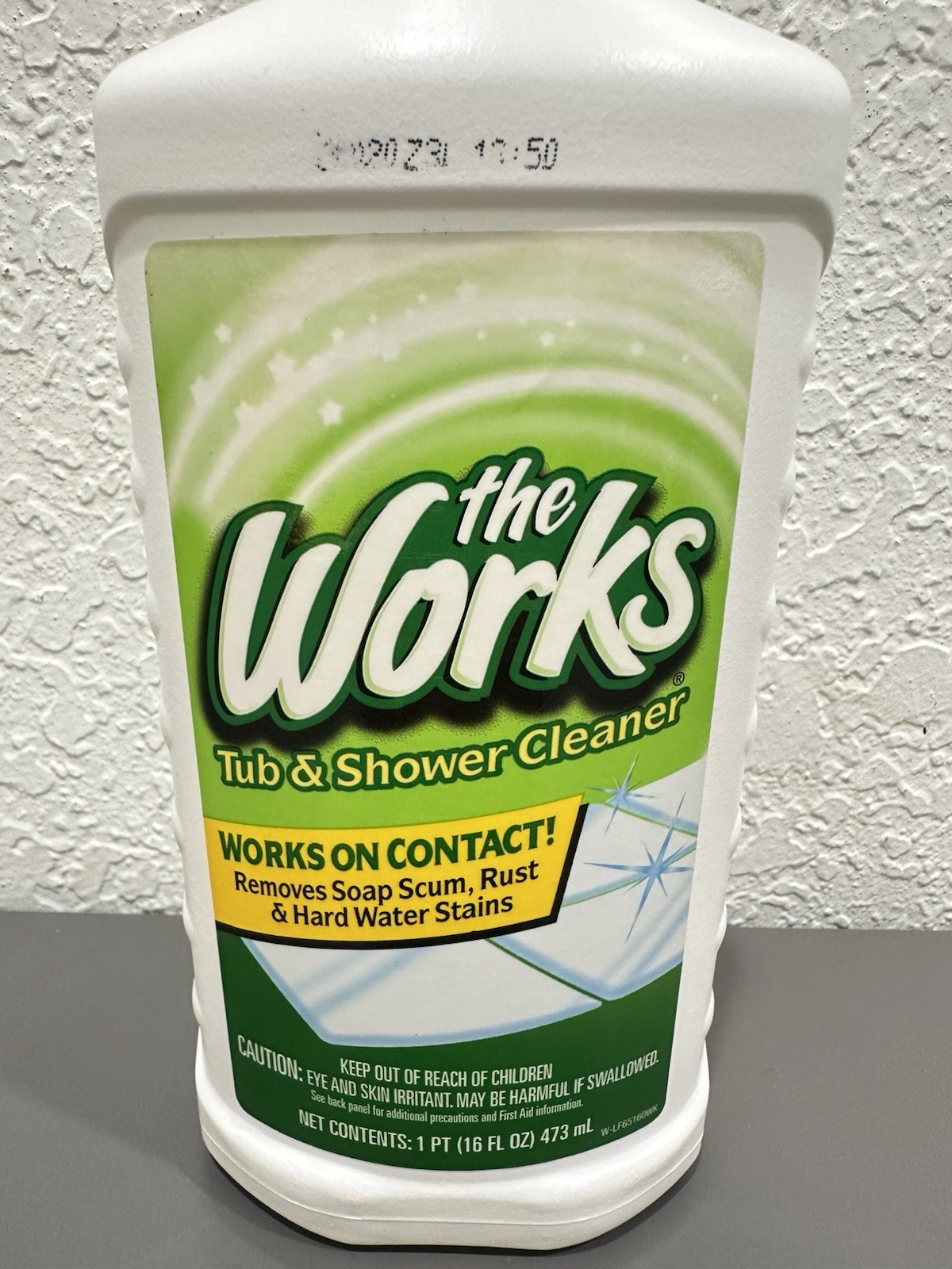 The Works Tub & Shower Cleaner 16 fl oz Hard Water Rust (Missing Seal Read)
