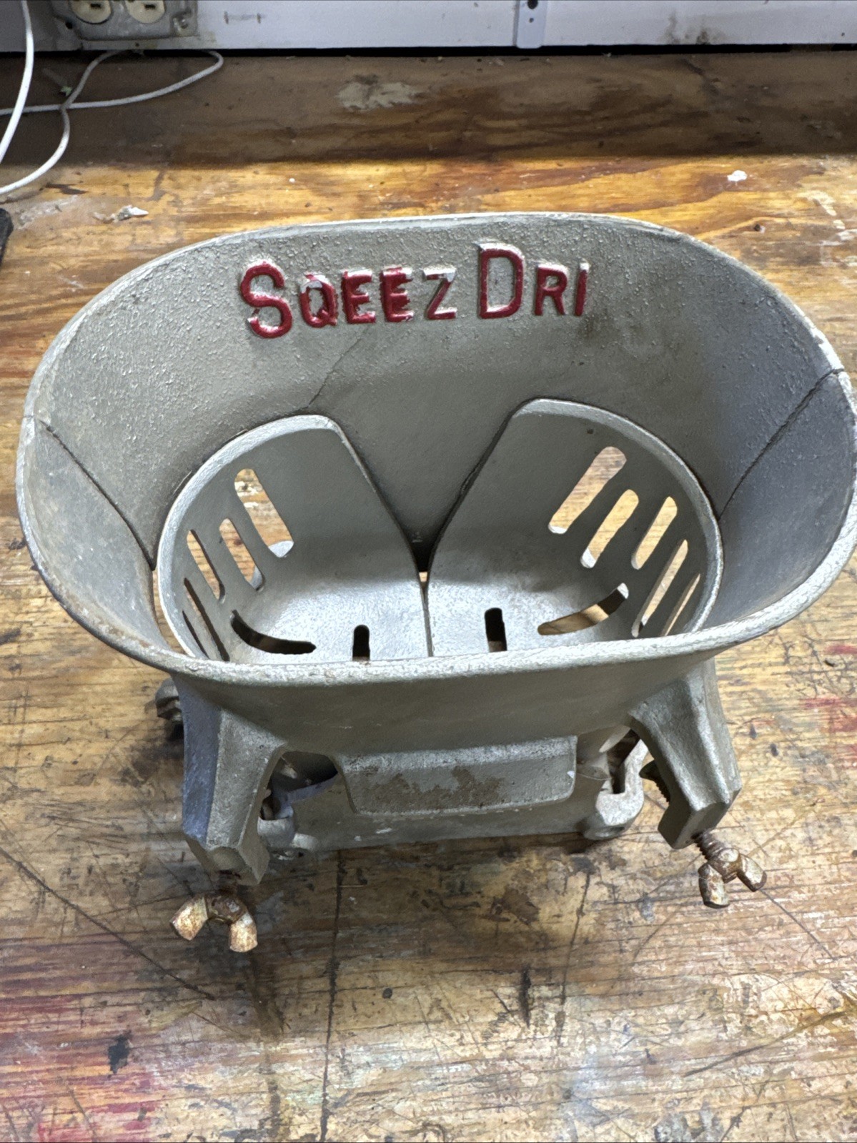 Sqeez Dri Modern Metal Products Ringer Cast Aluminium Mounted Laundry Cleaning