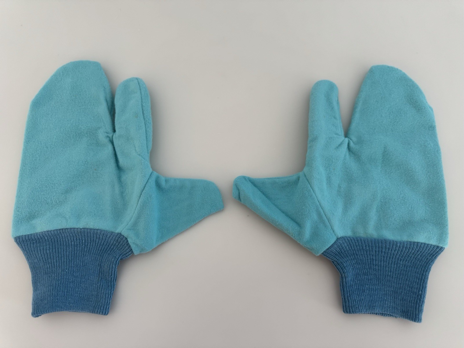 Brand new pair of Goddard’s Long Shine Silver Care Mitts