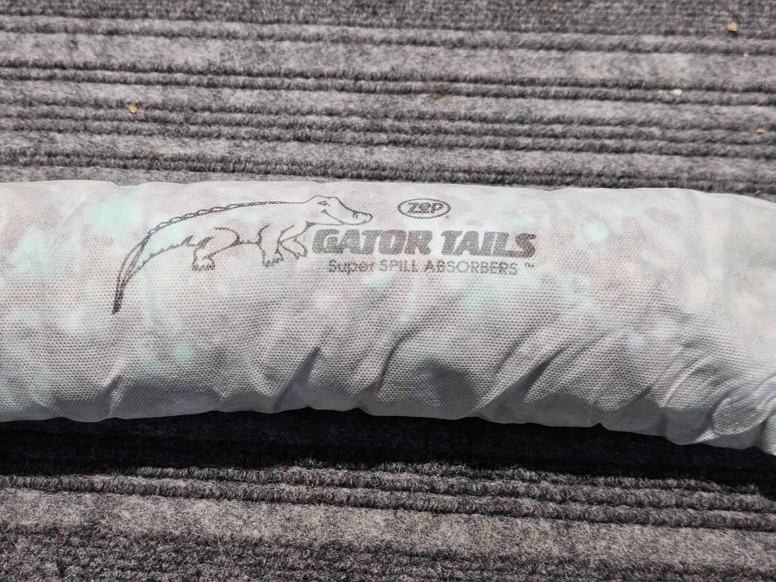 (QTY 15) Zep 911901 Heavy-Duty Gator Tails 36″ L x 4″ Diam, Universal Absorbent