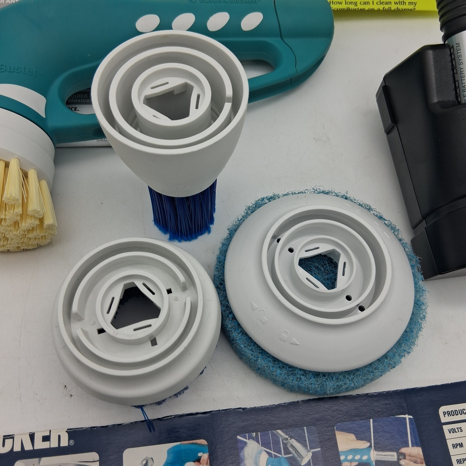Black & Decker ScumBuster Kit Cordless Tub Tile Scrubber VersaPak Battery TESTED