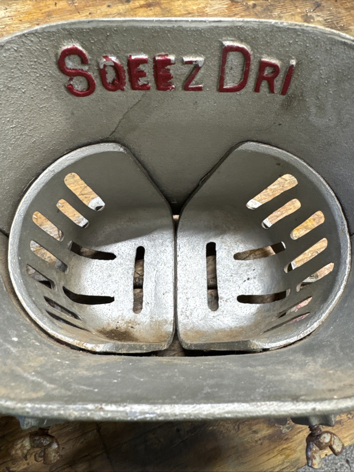 Sqeez Dri Modern Metal Products Ringer Cast Aluminium Mounted Laundry Cleaning