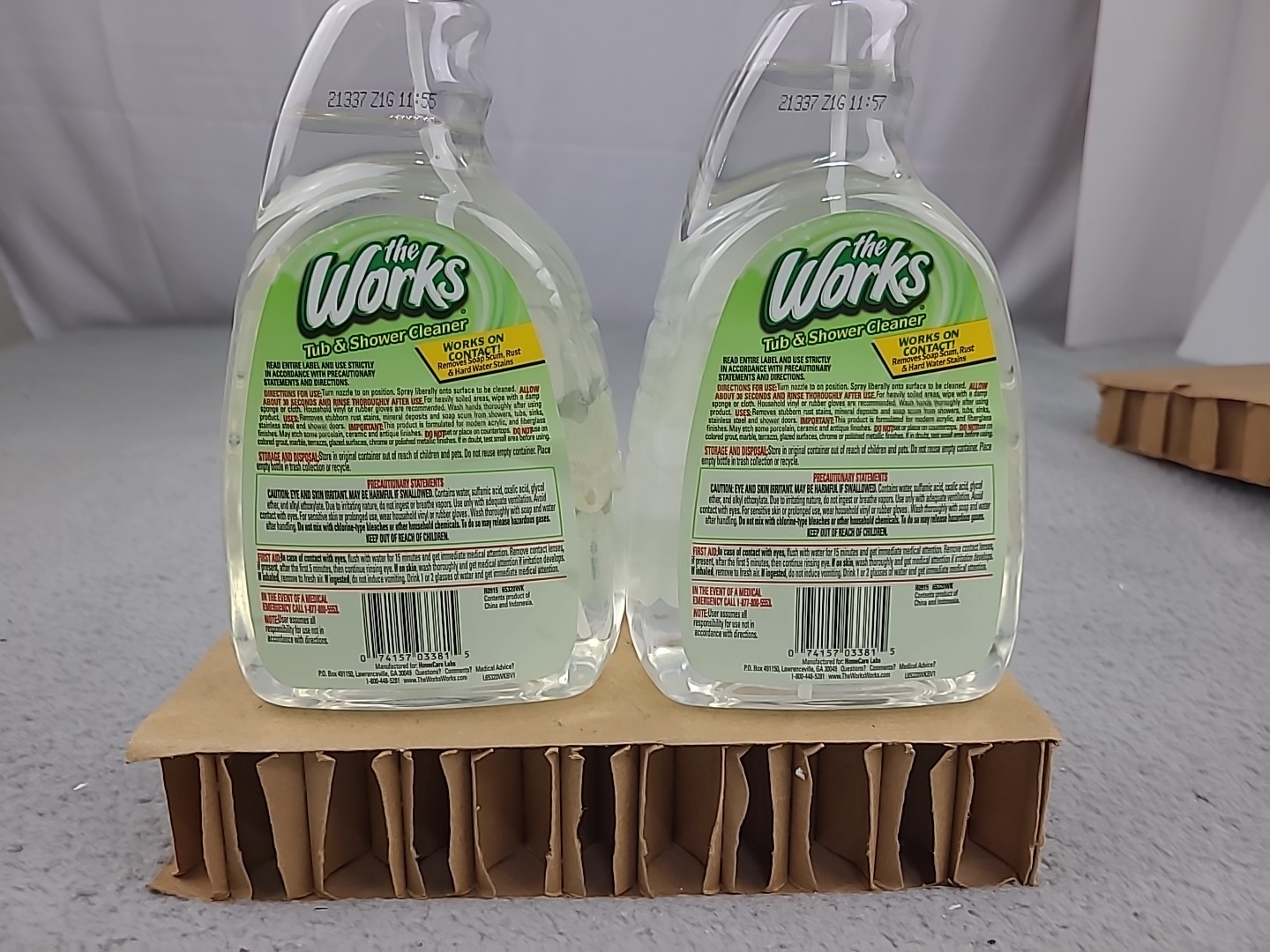 2x The Works TUB SHOWER Cleaner SPRAY 32 oz Ea Soap Scum Rust Non Aerosol NEW