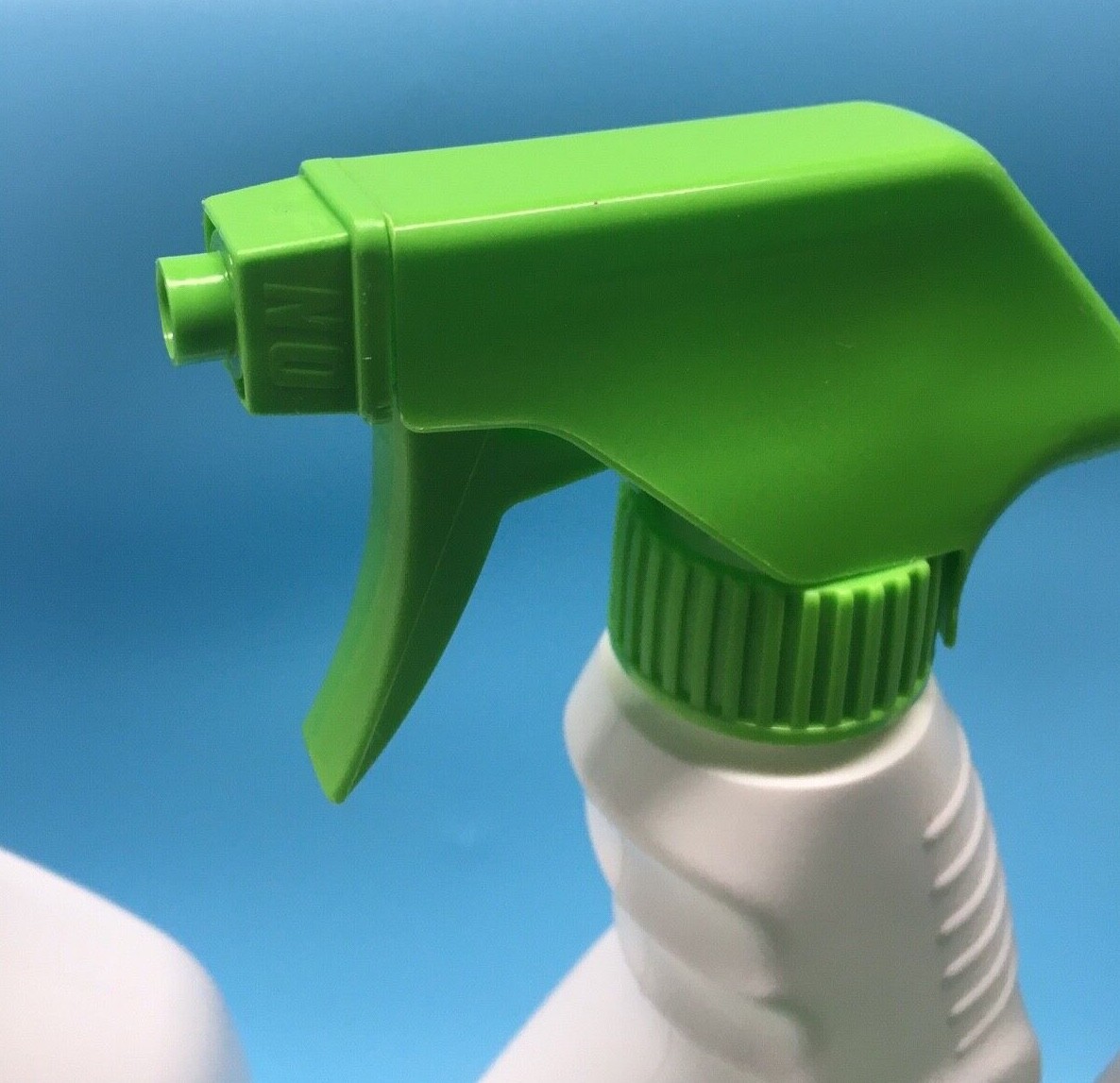 22 oz Spray Bottles and Spray Nozzles, Easy Grip ( Lot of 10 )