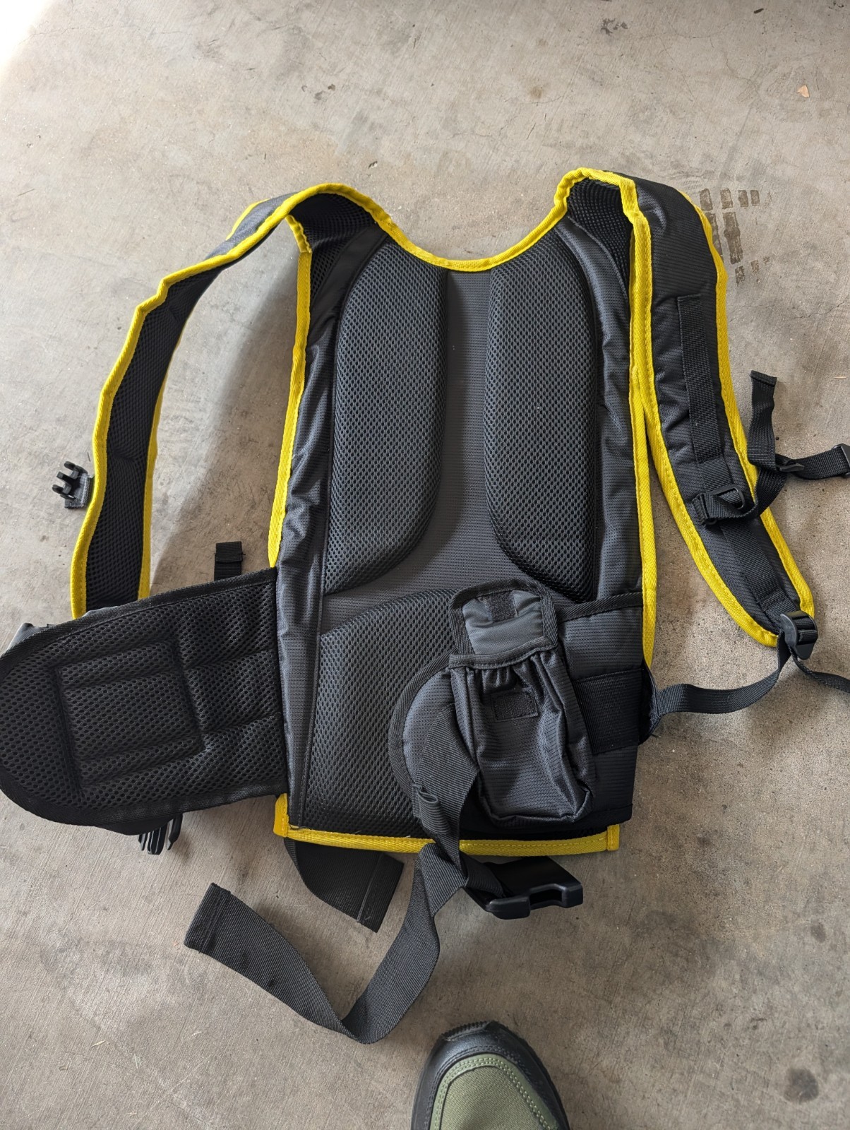 Rubbermaid Commercial Finishing system backpack with 4 refill bags