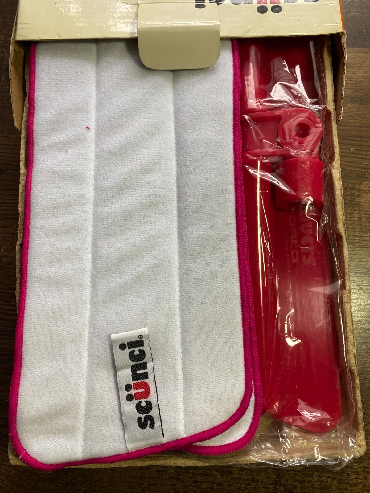 Scunci Floor Mop Kit – Micro Fiber Washable Pads Swivel Mop – NOS
