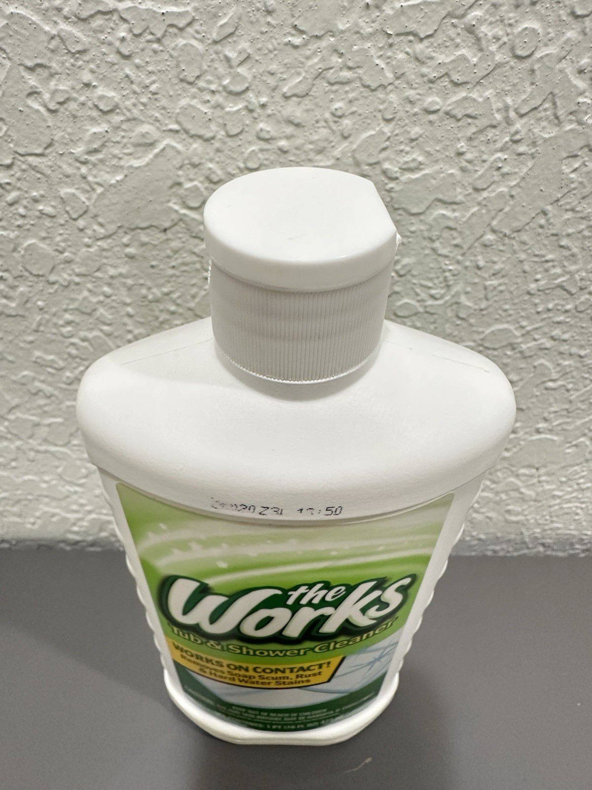 The Works Tub & Shower Cleaner 16 fl oz Hard Water Rust (Missing Seal Read)