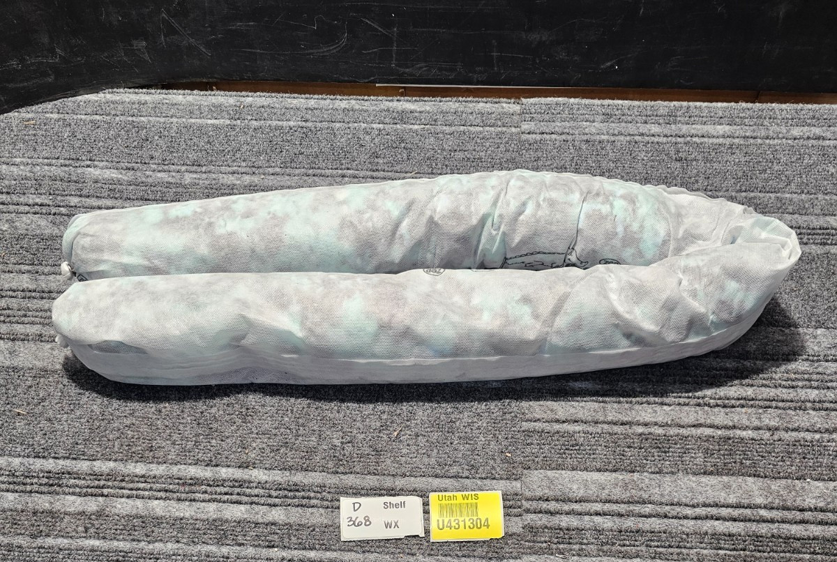 (QTY 15) Zep 911901 Heavy-Duty Gator Tails 36″ L x 4″ Diam, Universal Absorbent