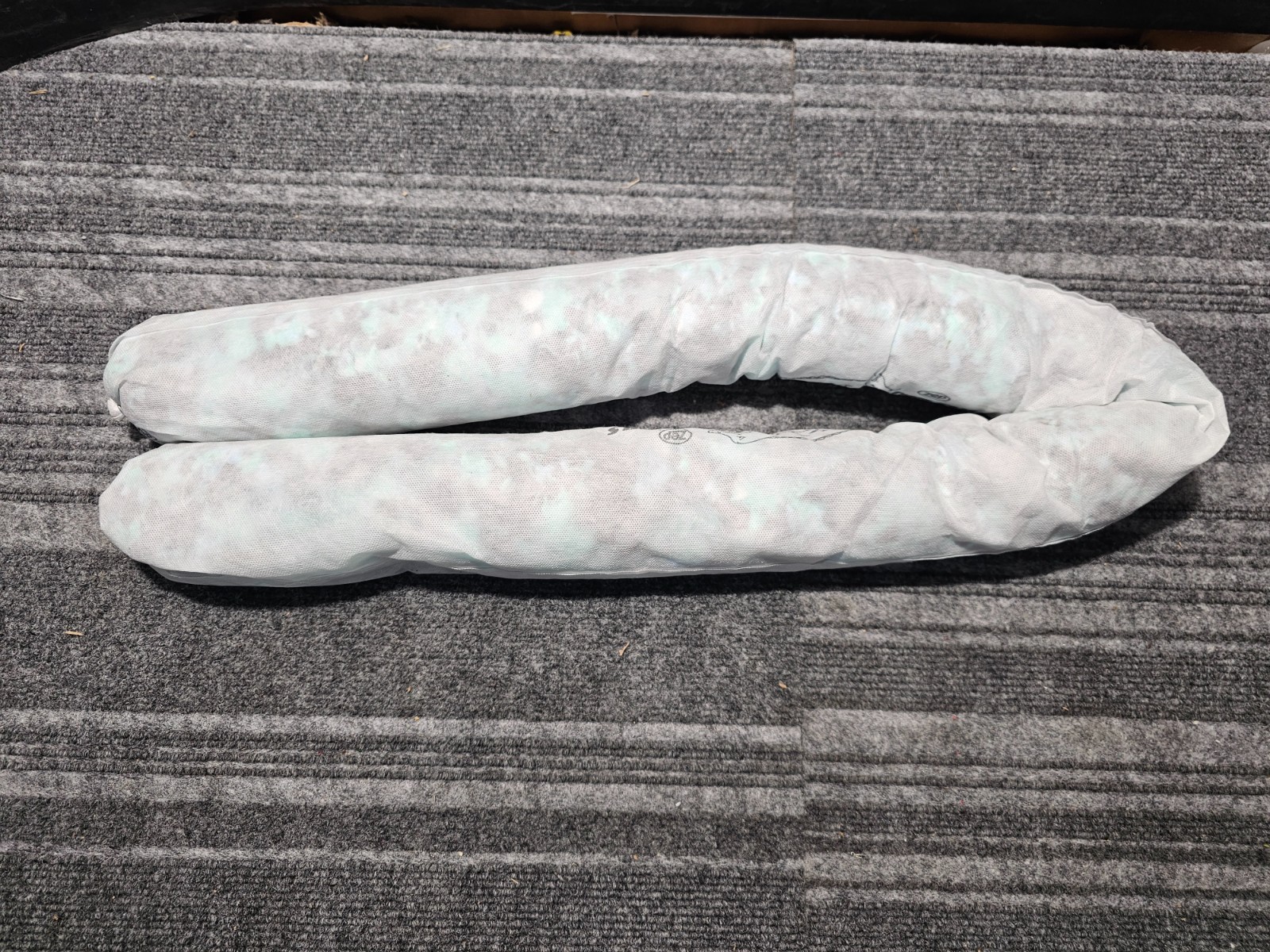 (QTY 15) Zep 911901 Heavy-Duty Gator Tails 36″ L x 4″ Diam, Universal Absorbent