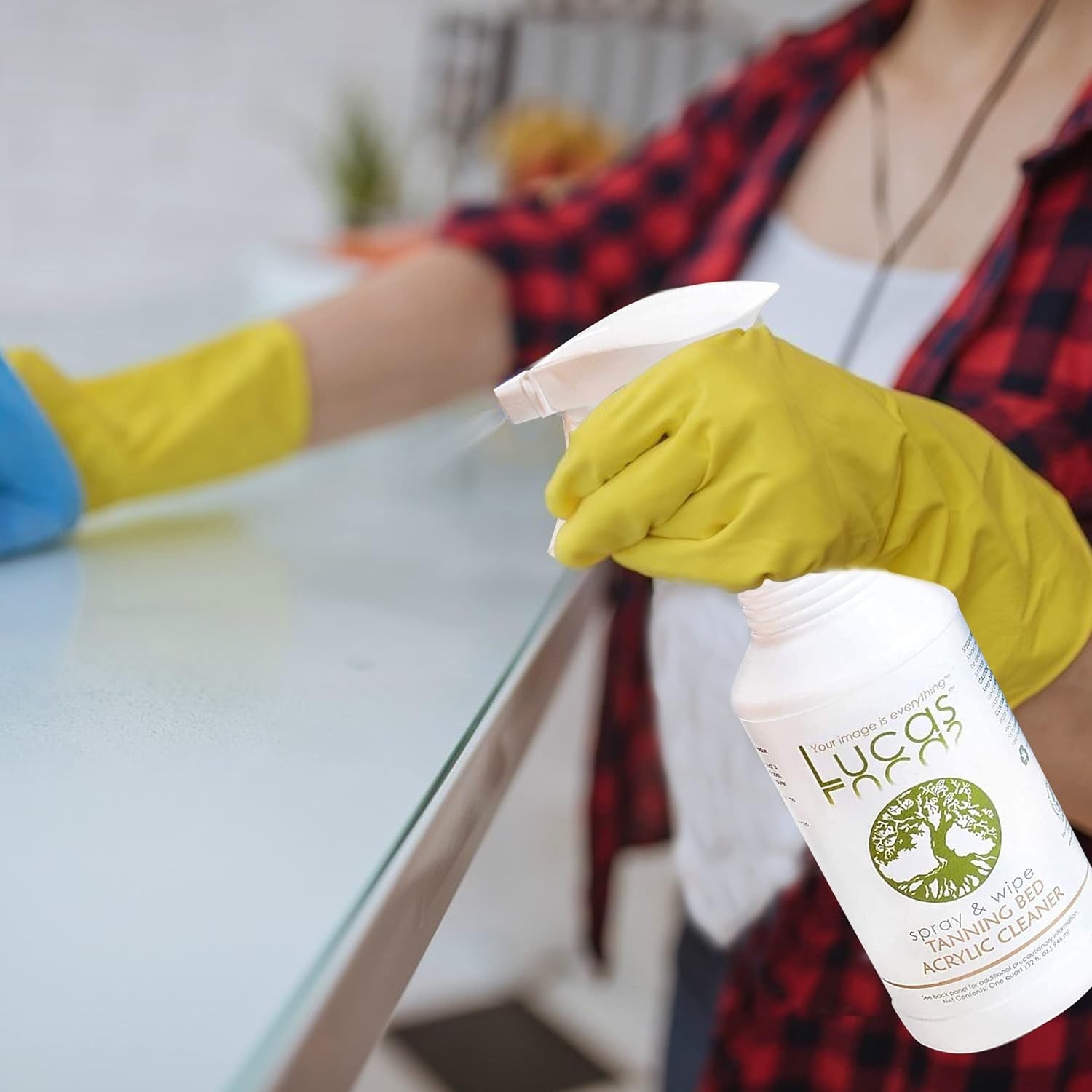 Acrylic Plastic Cleaner Spray 32oz Streak-Free Glass Car Window Restorer