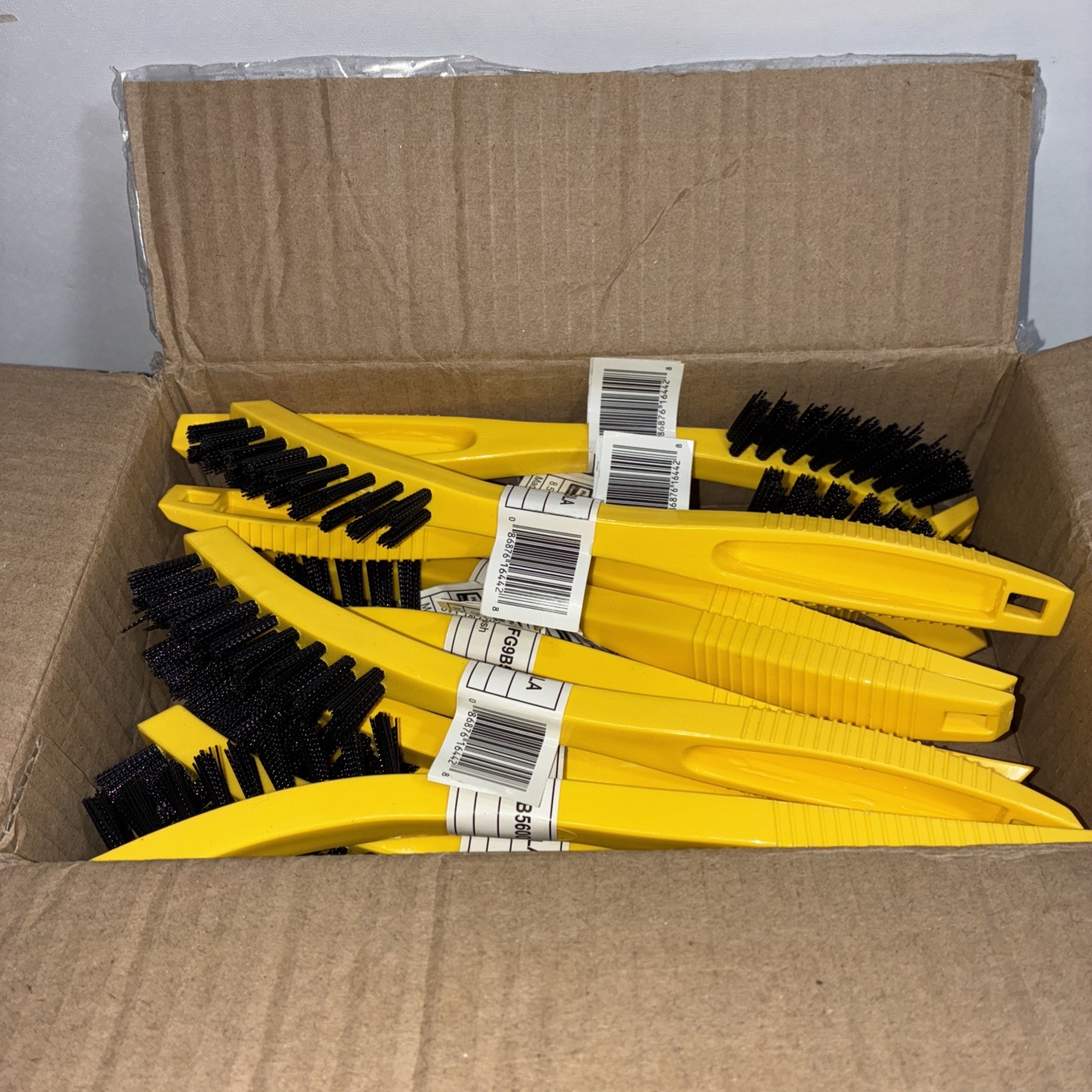 12 – Rubbermaid 8.5″ Scratch Brushes