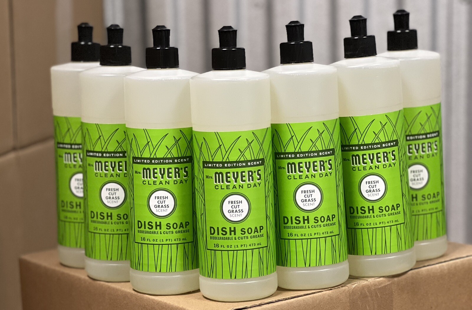 Mrs Meyer’s Clean Day Dish Soap, Fresh Cut Grass Scent, 16 Ounce Bottle, 18-Pack