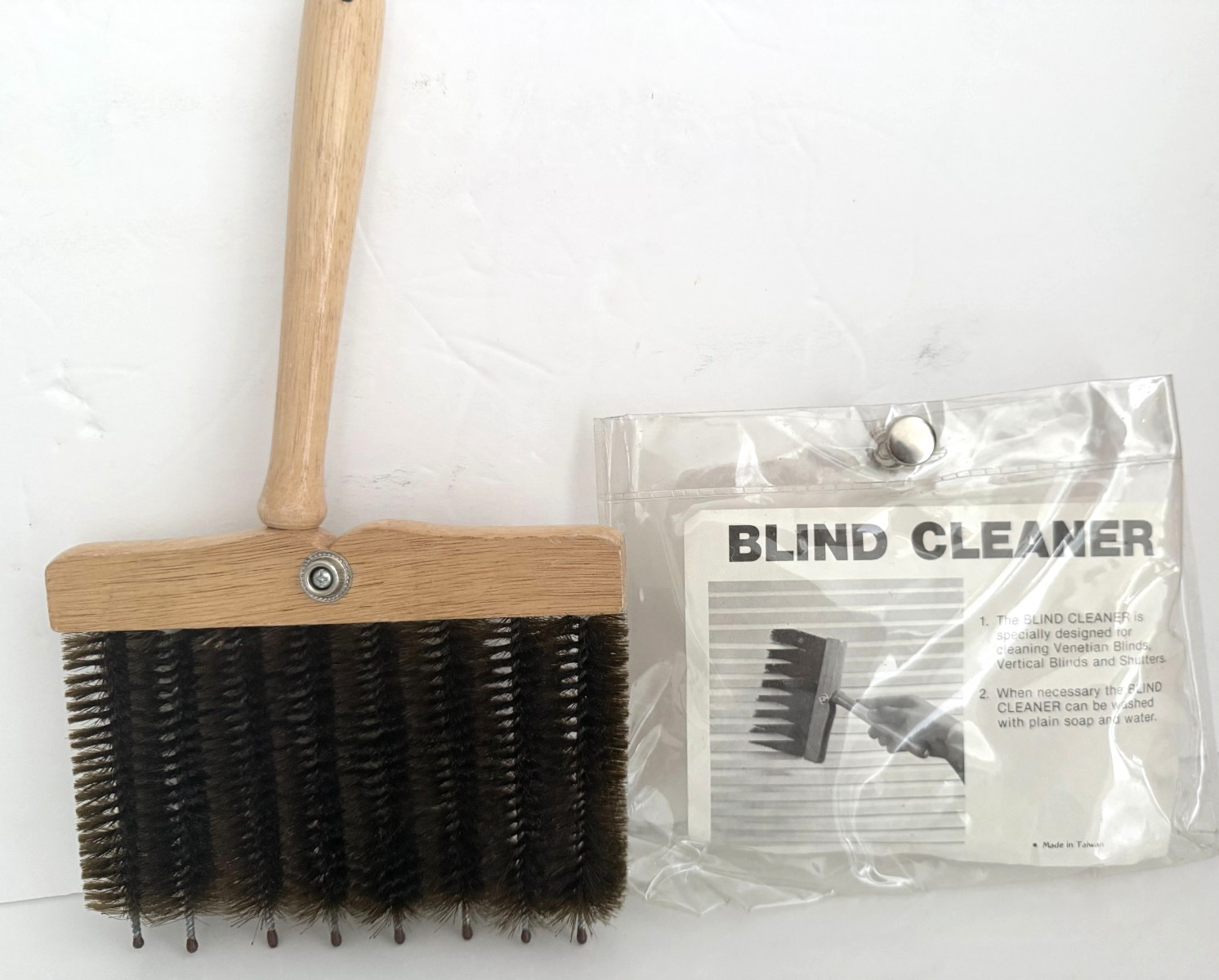 VINTAGE LILLIAN VERNON BLIND CLEANER WOODEN HANDLE NEW WITHOUT MANUAL