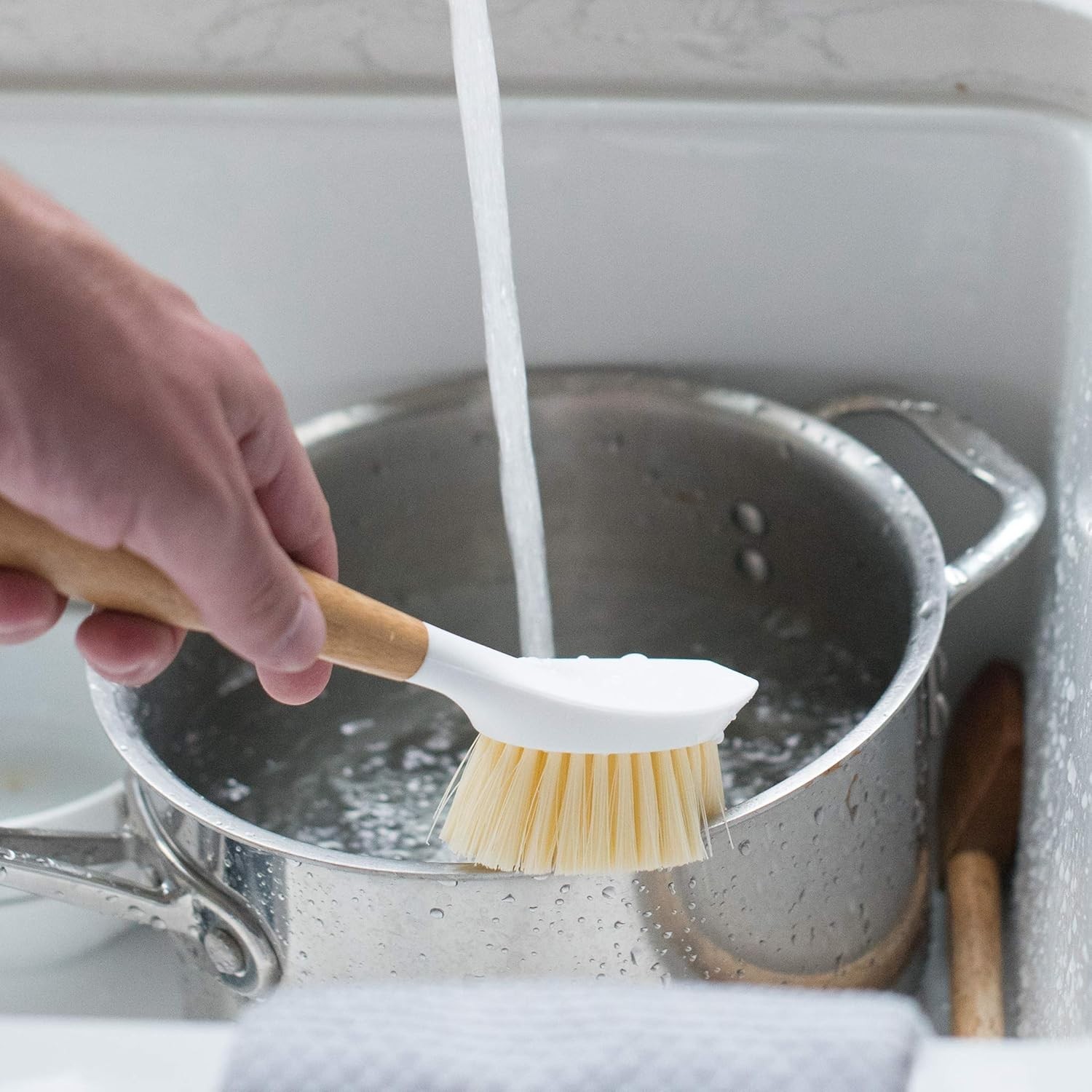 Daily Dish Brush: Eco-Friendly Bamboo Handle for Cast Iron & Nonstick Cookware
