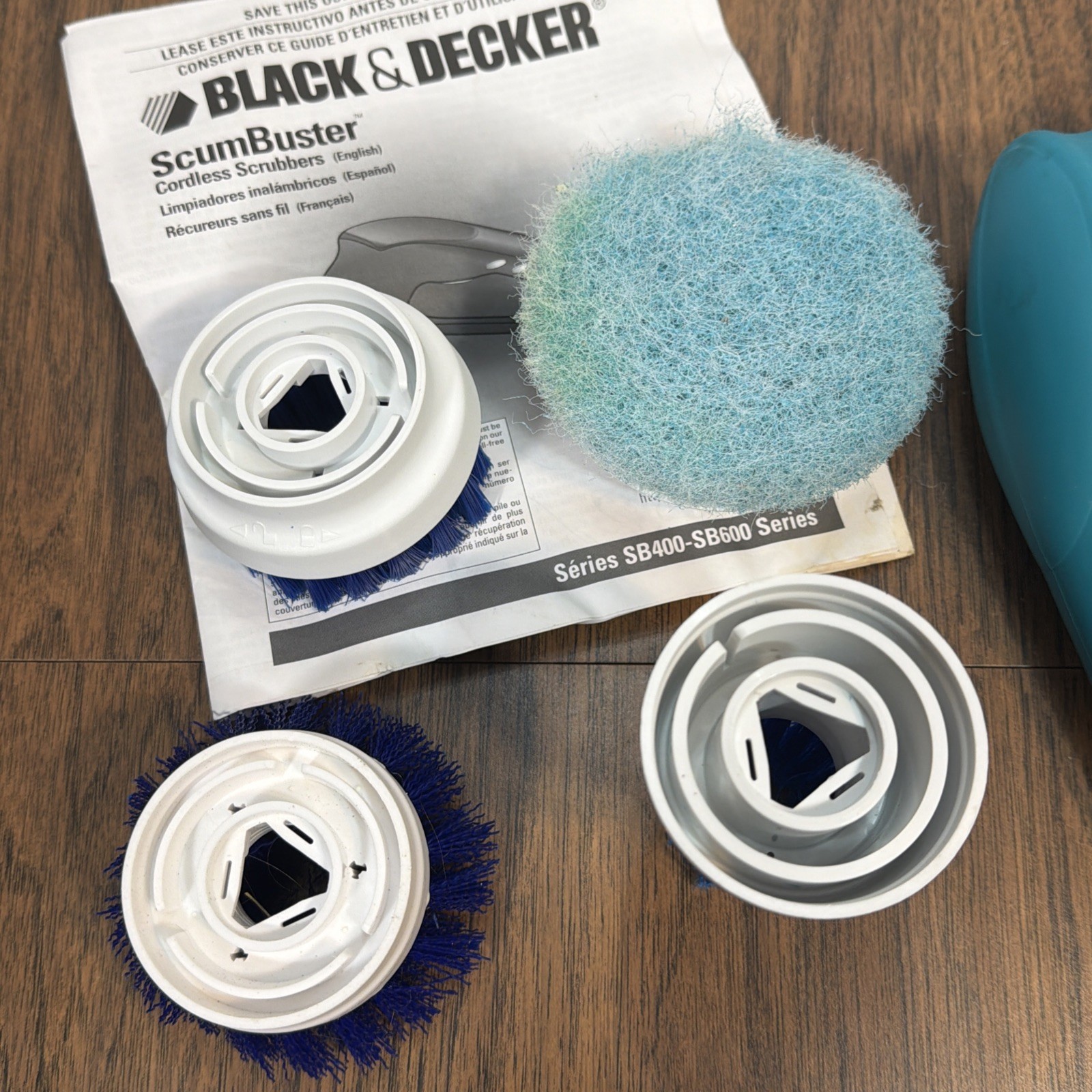 Black and Decker Scum Buster w/ Lot of Accessories, NO BATTERY or Charger SB400