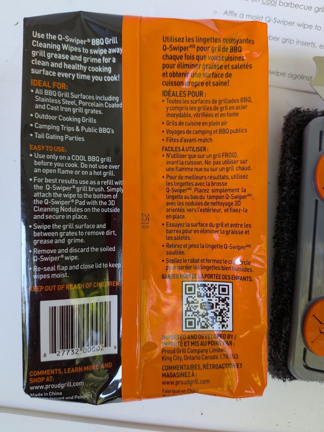 Proud Grill brand – Grill Cleaning Kit – 2 packages of wipes and a scrubber