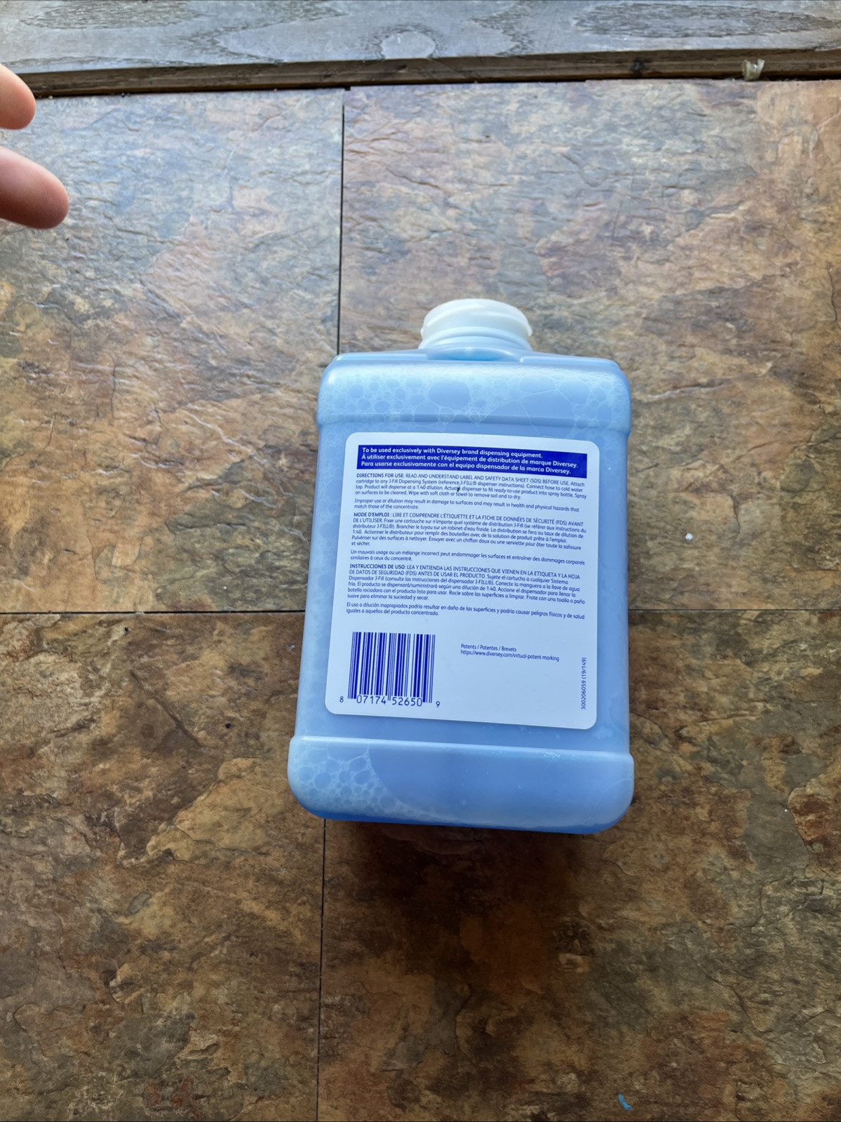 Room Care 95722109 84.5 oz. R3 Plus Multi-Surface and Glass Cleaner