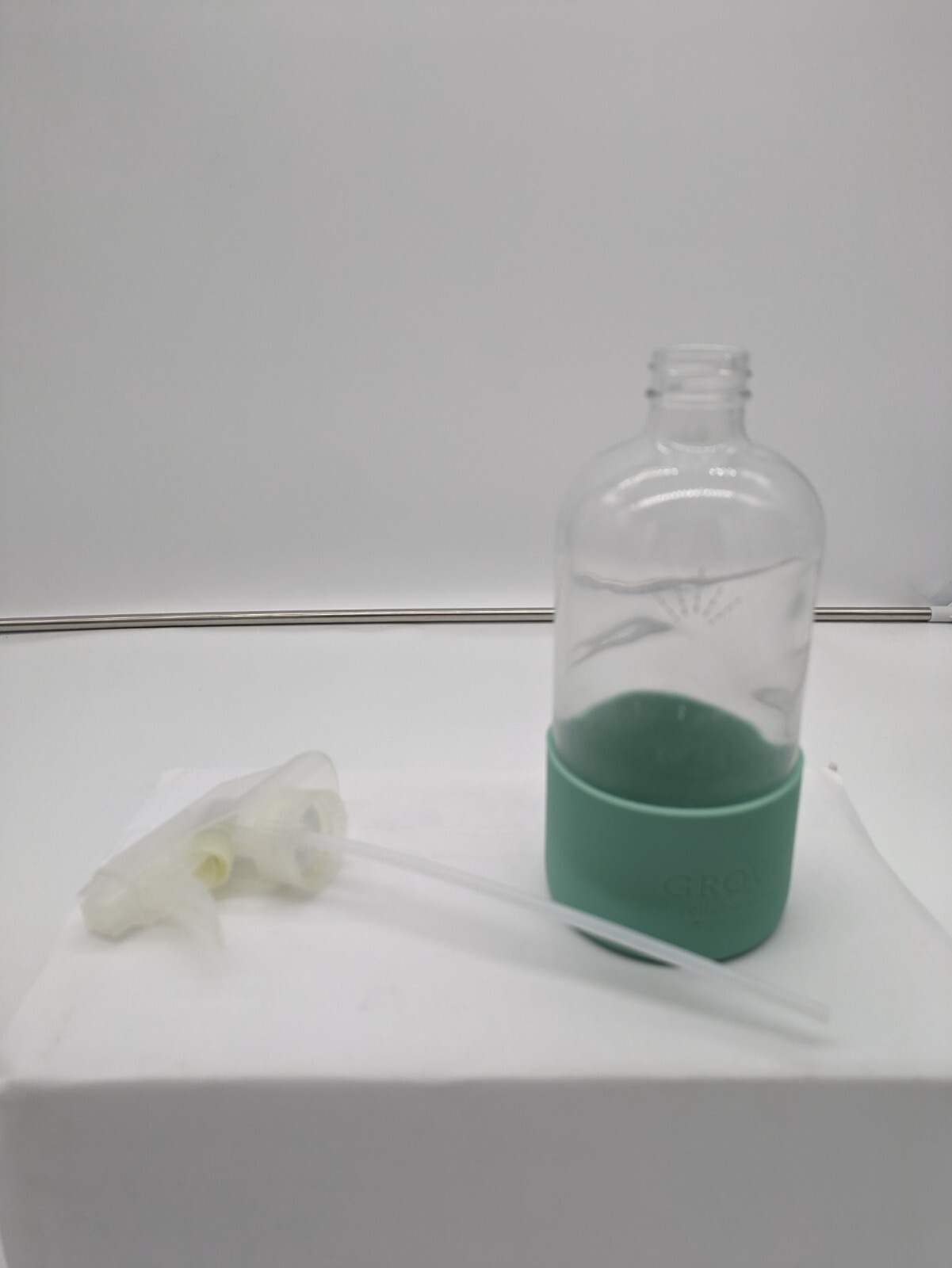 NIB Grove Collaborative 16 oz Glass Spray Bottle Silicone Sleeve Green