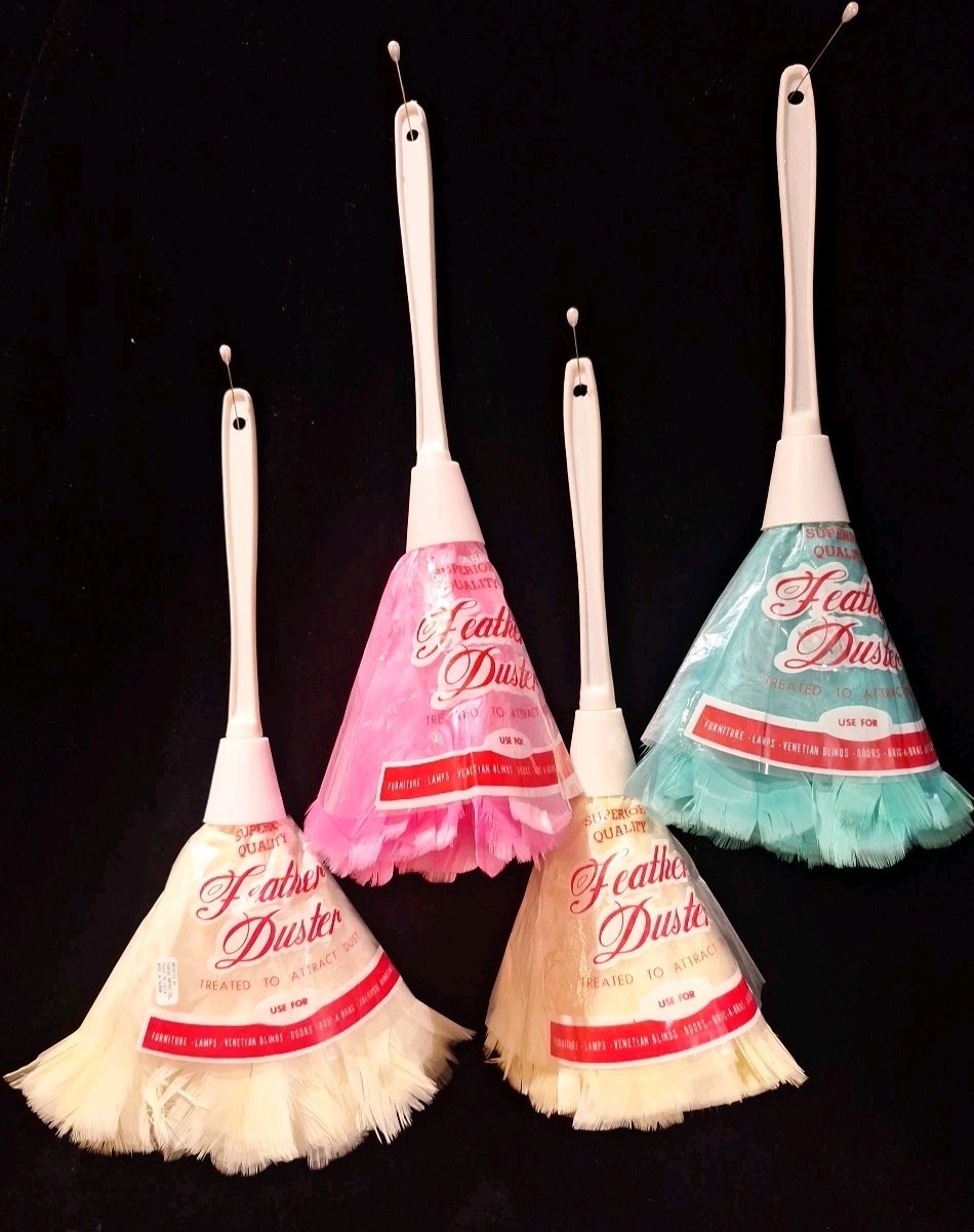 Vtg Feather Dusters Retro Plastic Handle NOS Movie Costume Prop – Lot of 4