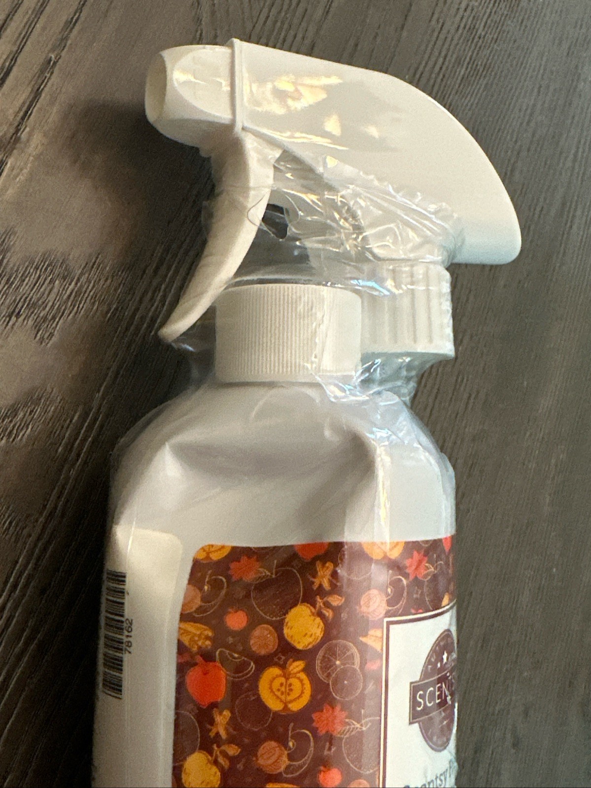 Scentsy Fresh Odor Eliminating Fabric Spray Apple & Cinnamon Sticks 16 fl oz