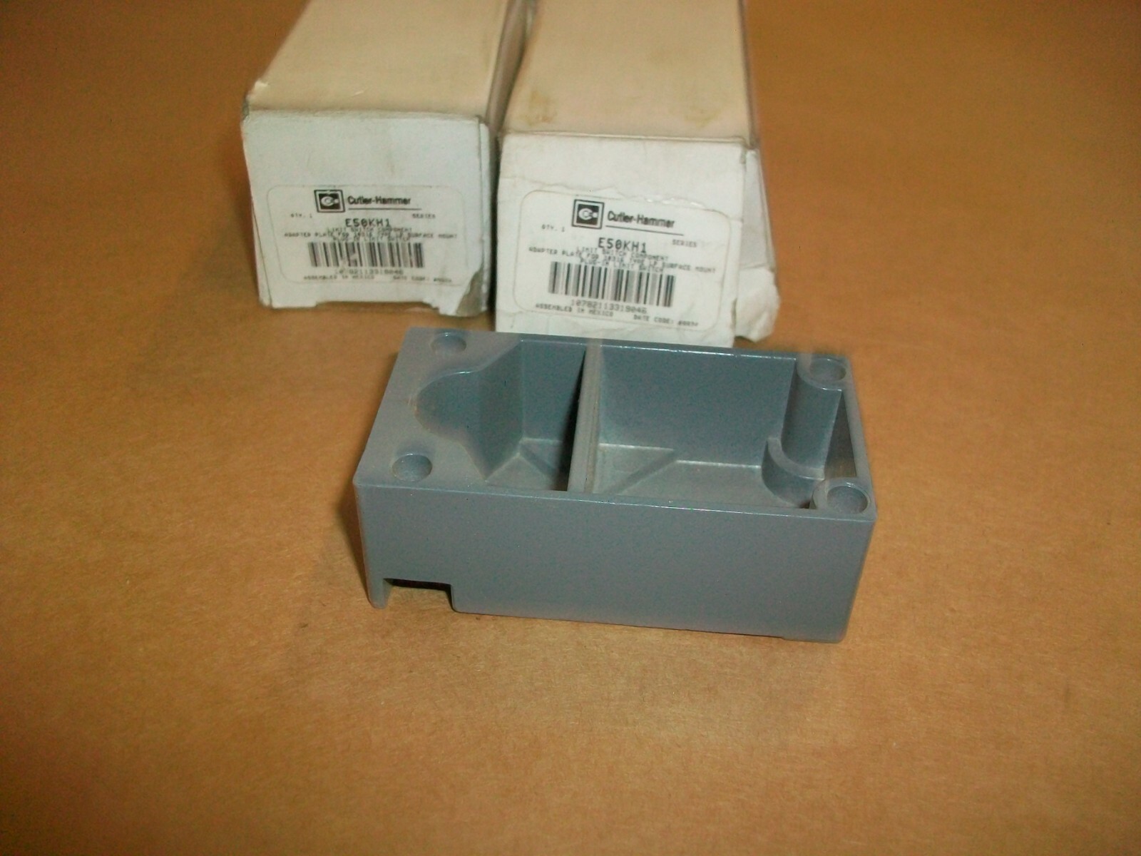 2PC EATON CUTLER-HAMMER E50KH1 MOUNTING ADAPTER NEW