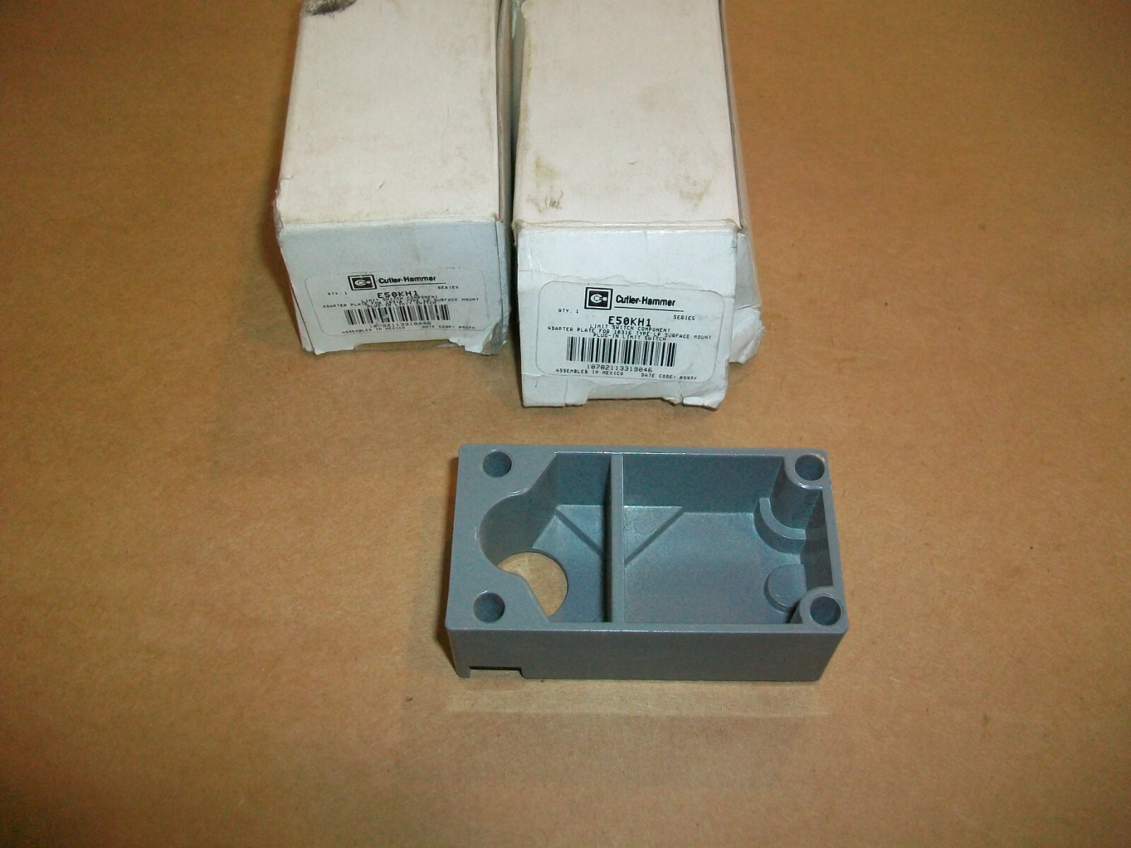 2PC EATON CUTLER-HAMMER E50KH1 MOUNTING ADAPTER NEW