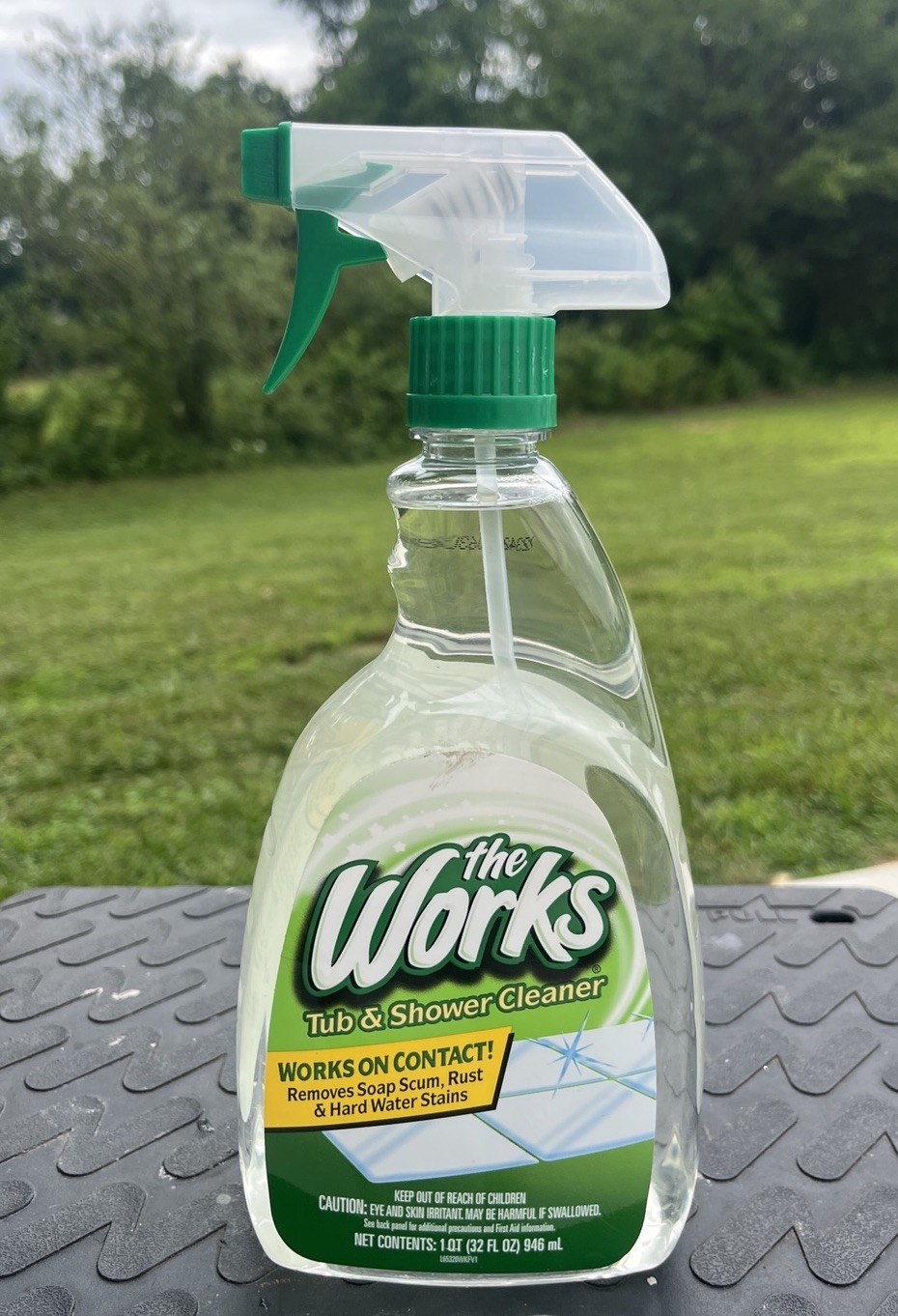 The Works Tub & Shower Cleaner Spray 32 oz Soap Scum Hard Water Rust New!