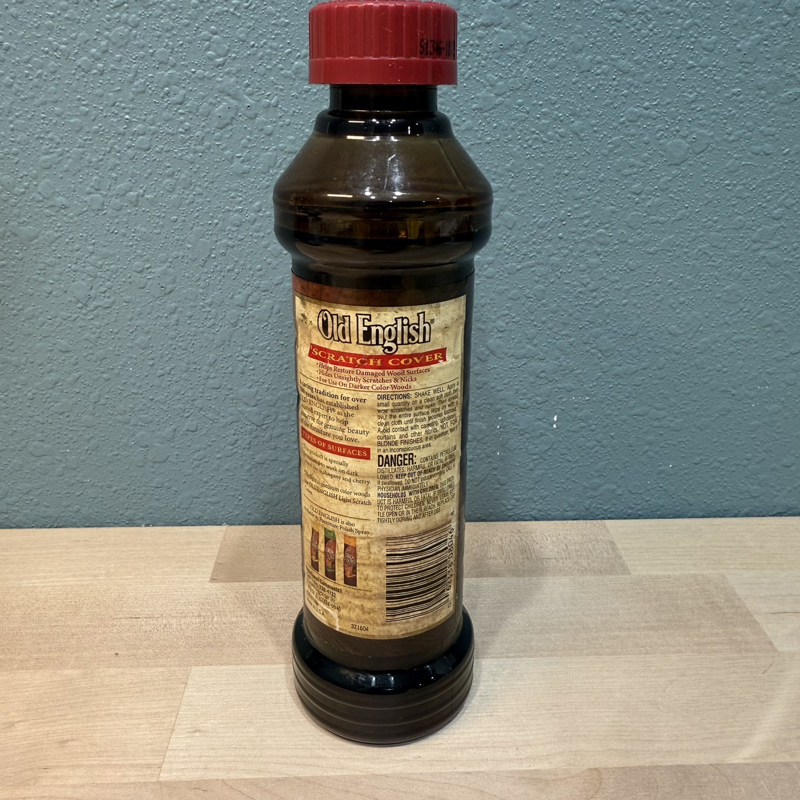Old English Scratch Cover Vintage Red Cap for Dark Woods 8oz Bottle 95% Prop