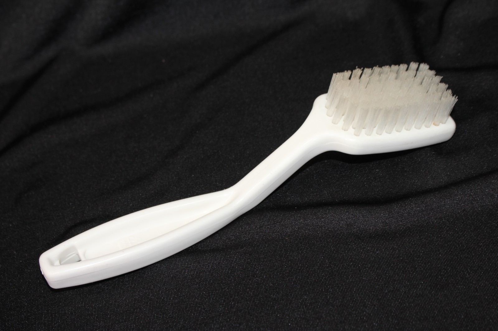 Rubbermaid Kitchen Veggie Vegetable Scrub Brush 1A09
