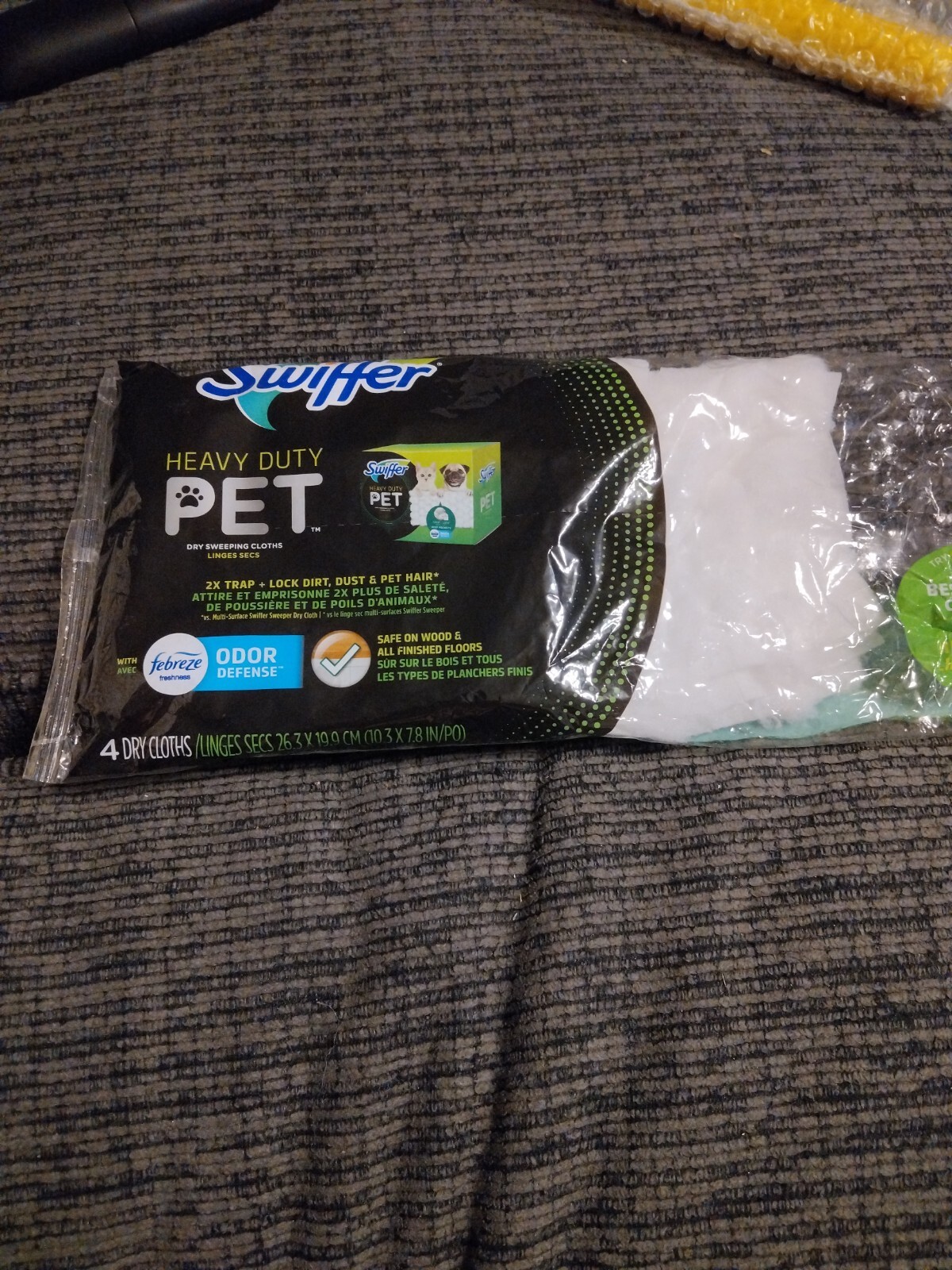 Swiffer Heavy Duty Pet Dry Cloth Pad Refills, Febreze Odor Defense (4 Count)