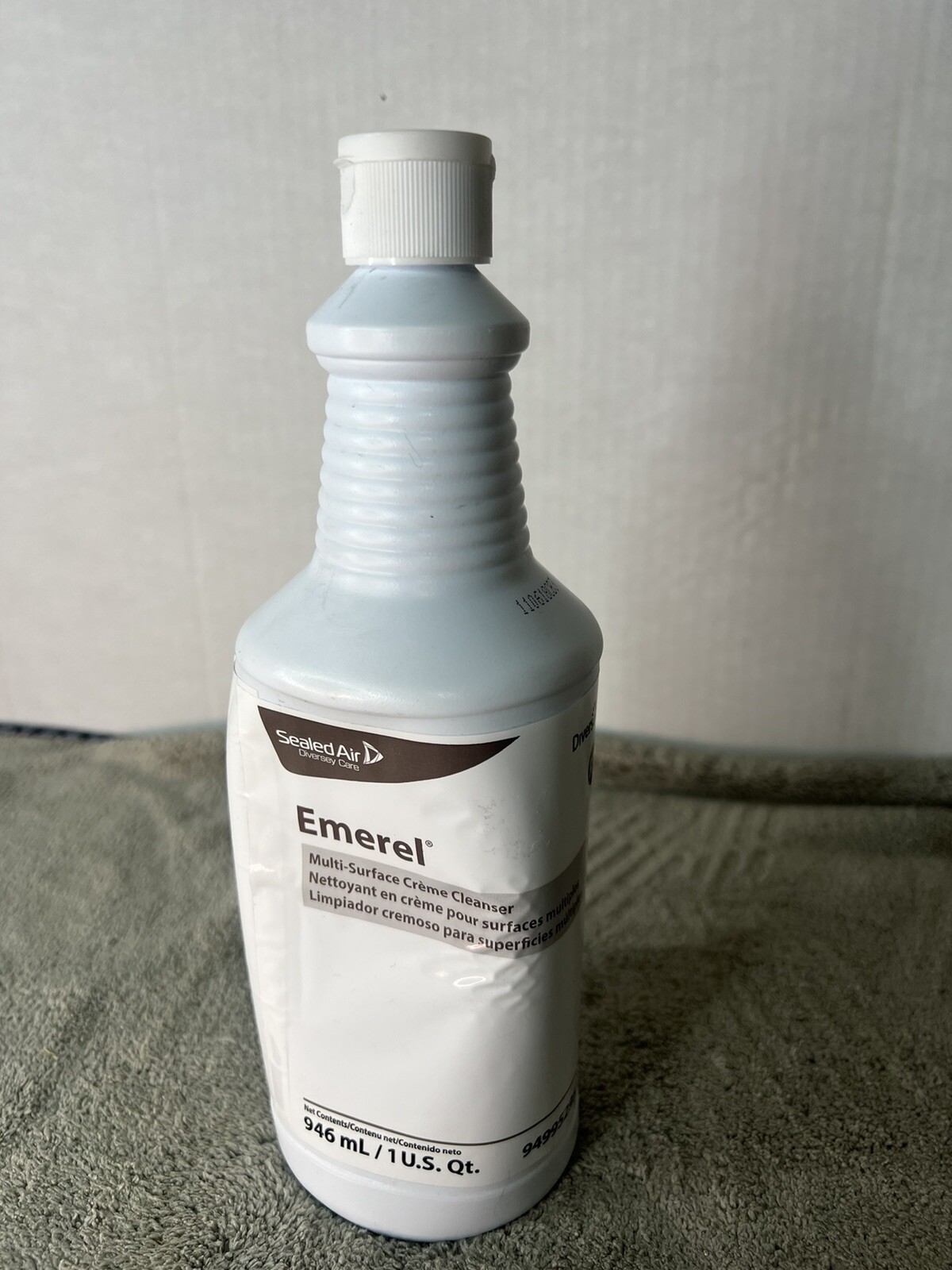Diversey Emerel Multi-surface Creme Cleanser 4995295 R7 – 1 Quart/32oz Bottle(1)