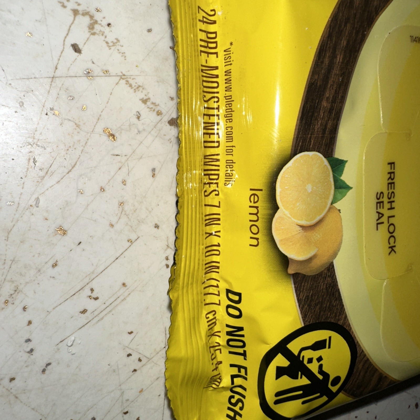 Pledge Expert Care Wood Wipes Shines and Protects, Removes Fingerprints, Lemon