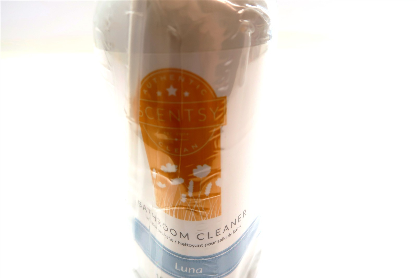 New SCENTSY BATHROOM CLEANER in LUNA Scent Spray Bottle 16 Fl Oz 48851