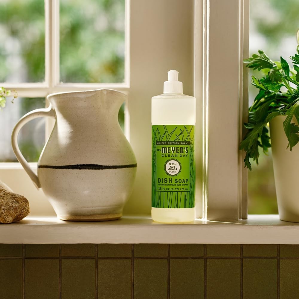 MRS. MEYER’S CLEAN DAY Liquid Dish Soap, Fresh Cut Grass Scent, 16 Ounce Bottle