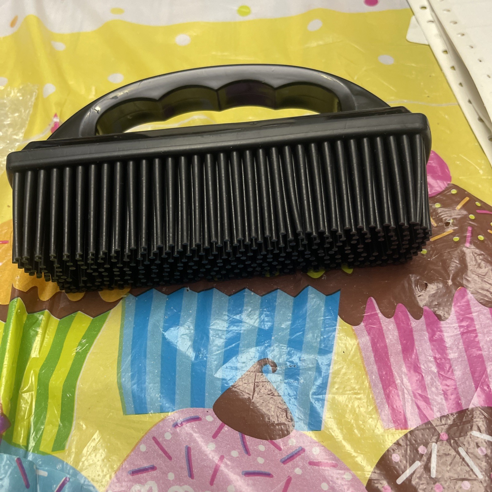 Navaris Rubber Brush New-Get Lint, Pet hair, Crumbs Off Carpets And Furniture